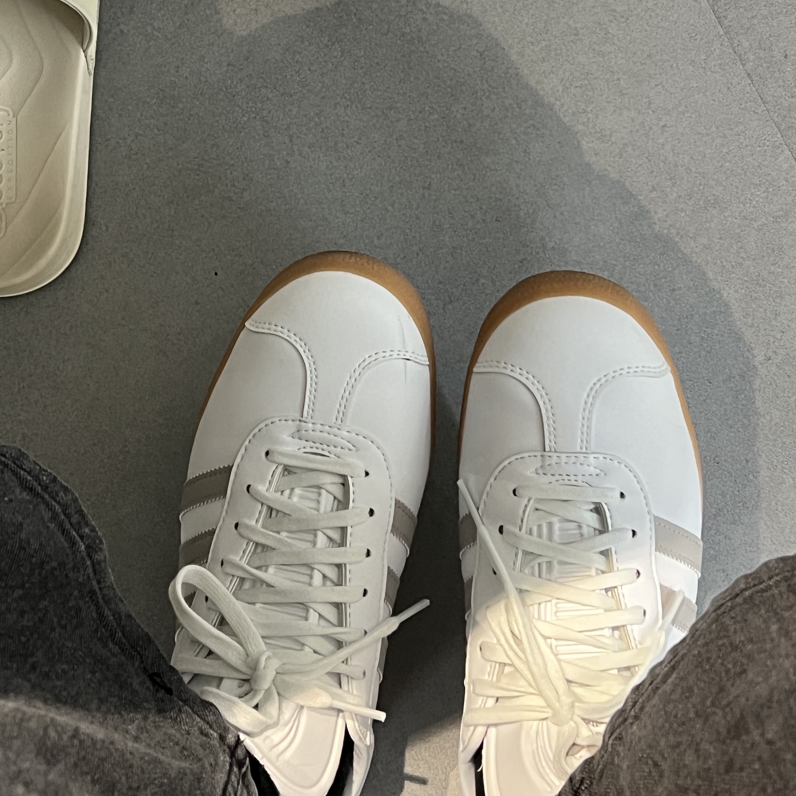 Adidas Gazelle White Grey 착용 스타일