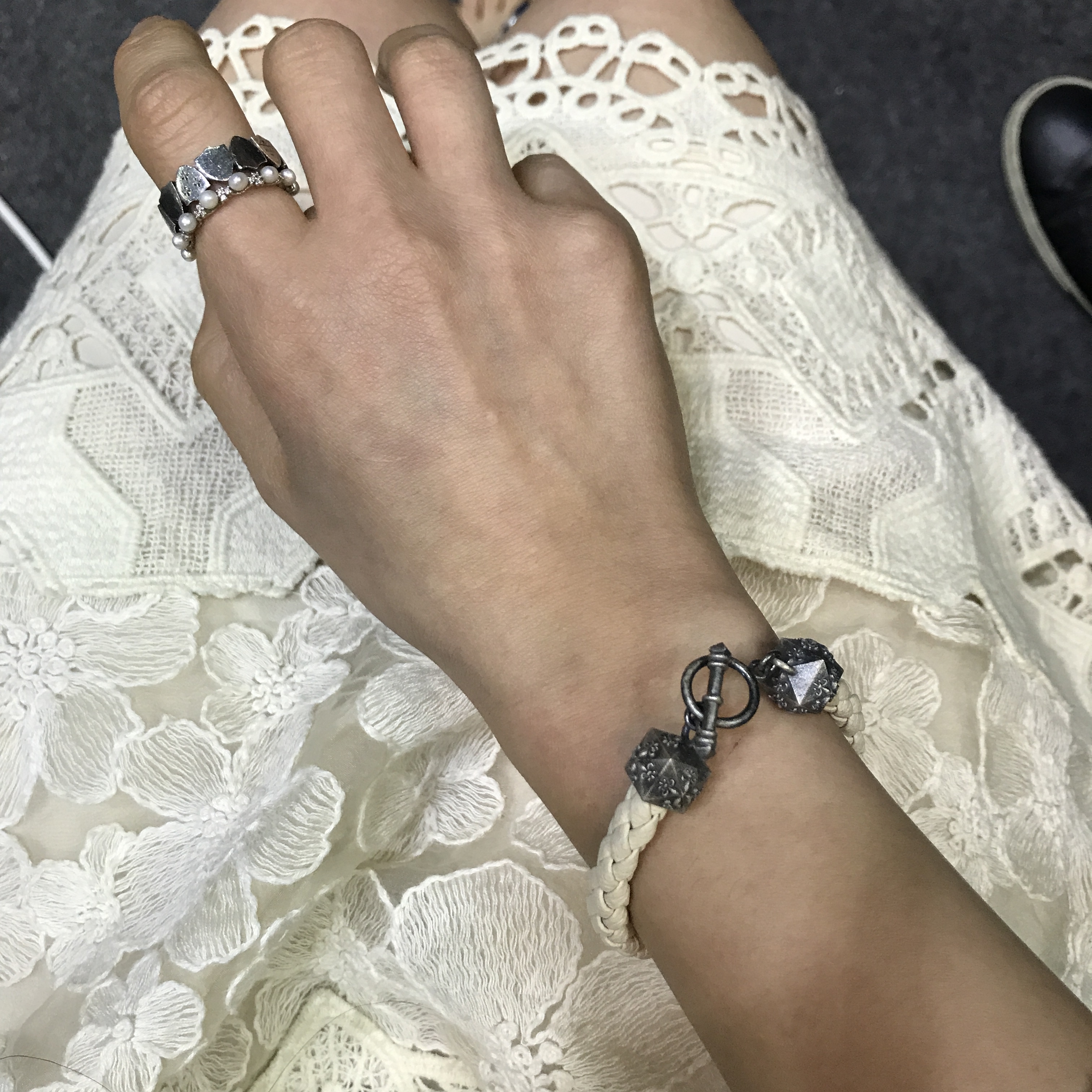 Scudo Signature Ring Plain 착용 스타일
