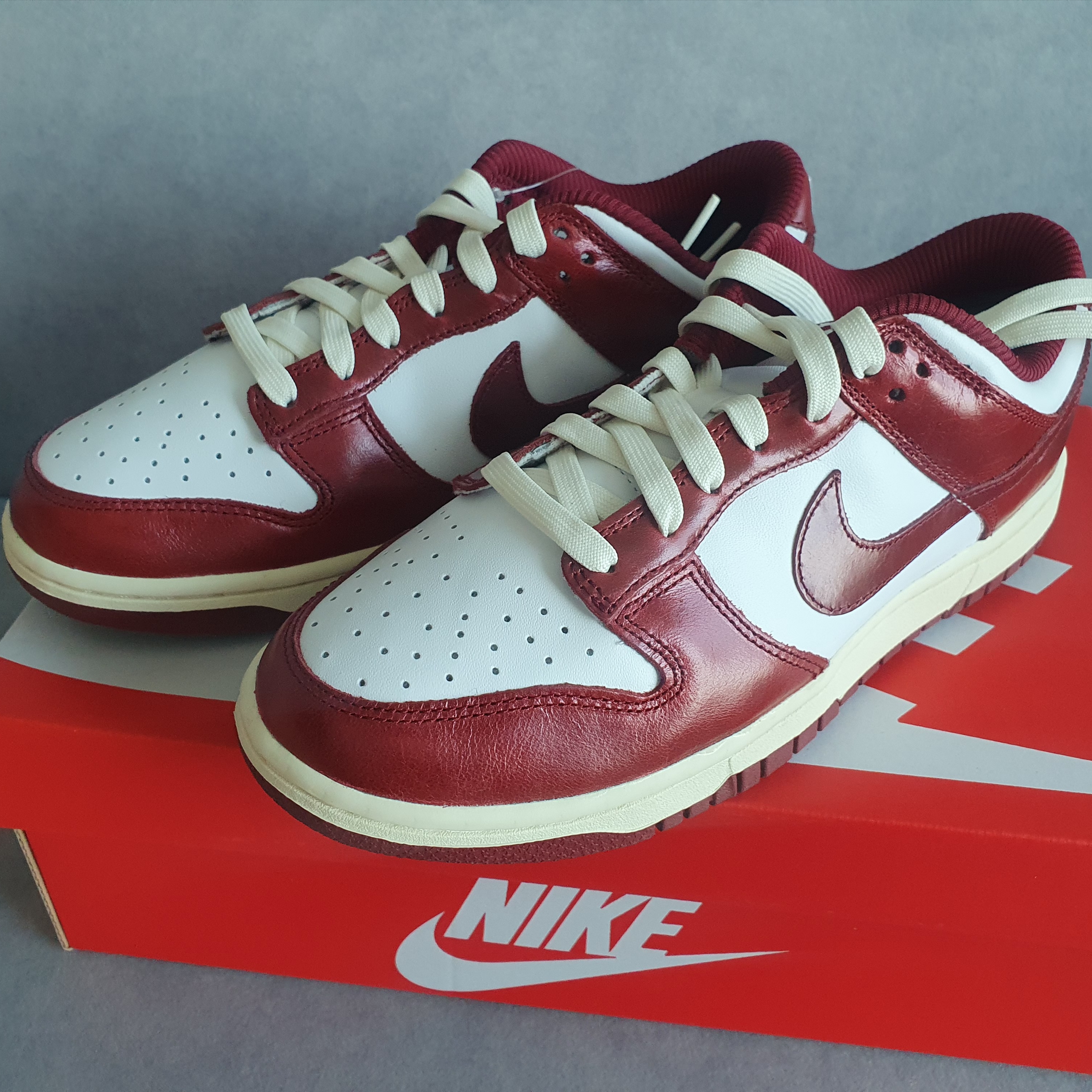 (W) Nike Dunk Low Retro PRM Team Red and White, (W) Nike Dunk Low Next Nature Gym Red 착용 스타일 - 1