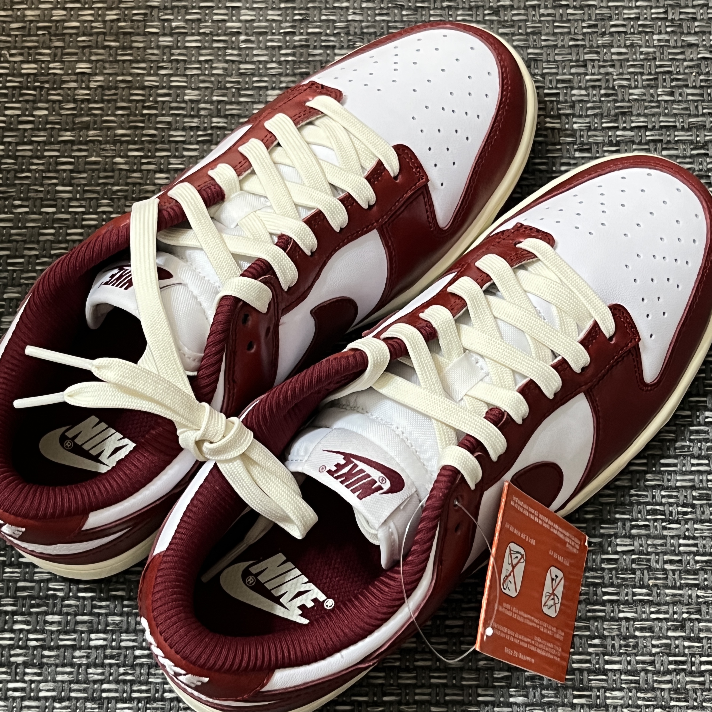 (W) Nike Dunk Low Retro PRM Team Red and White 착용 스타일 - 4
