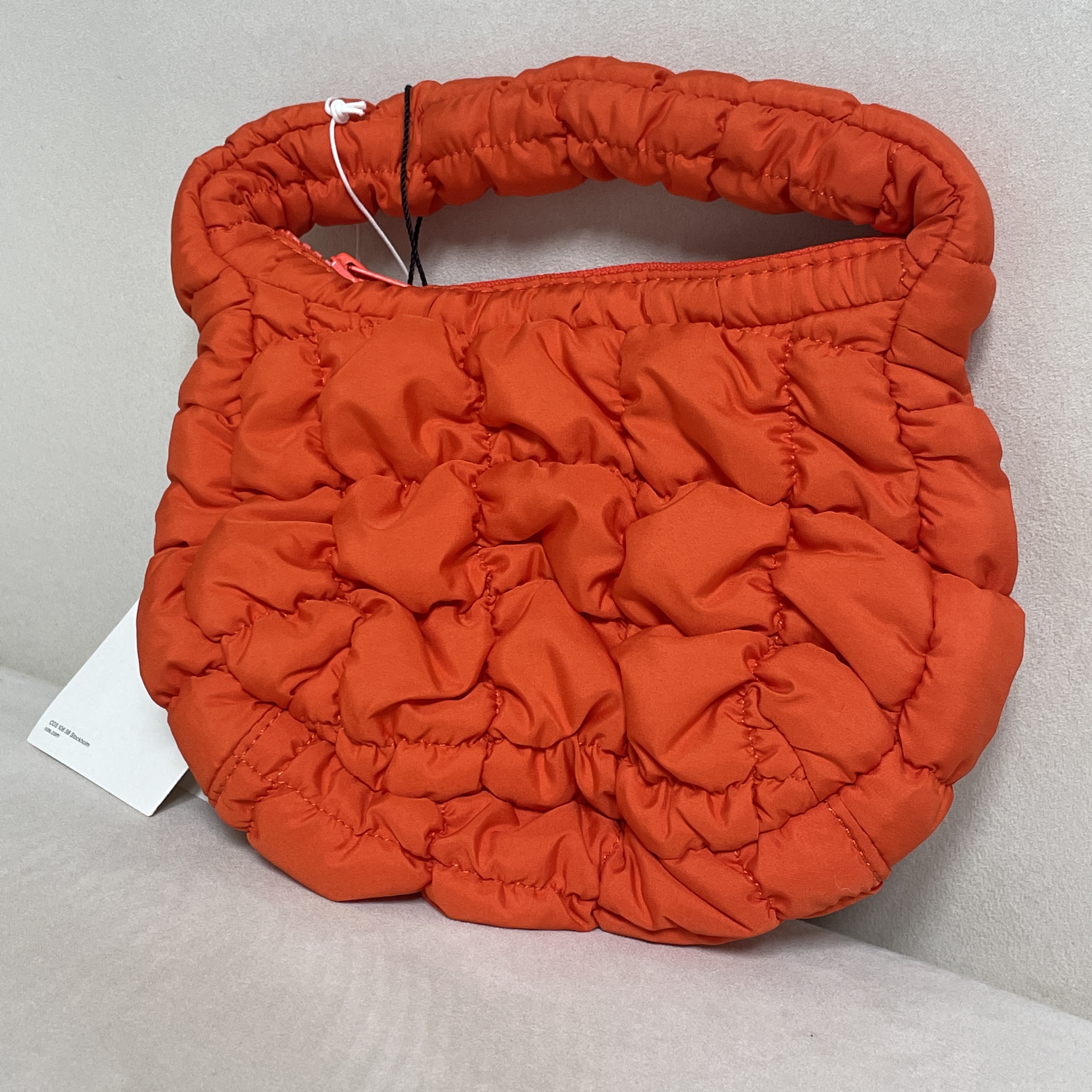 COS Quilted Micro Bag Orange 착용 스타일