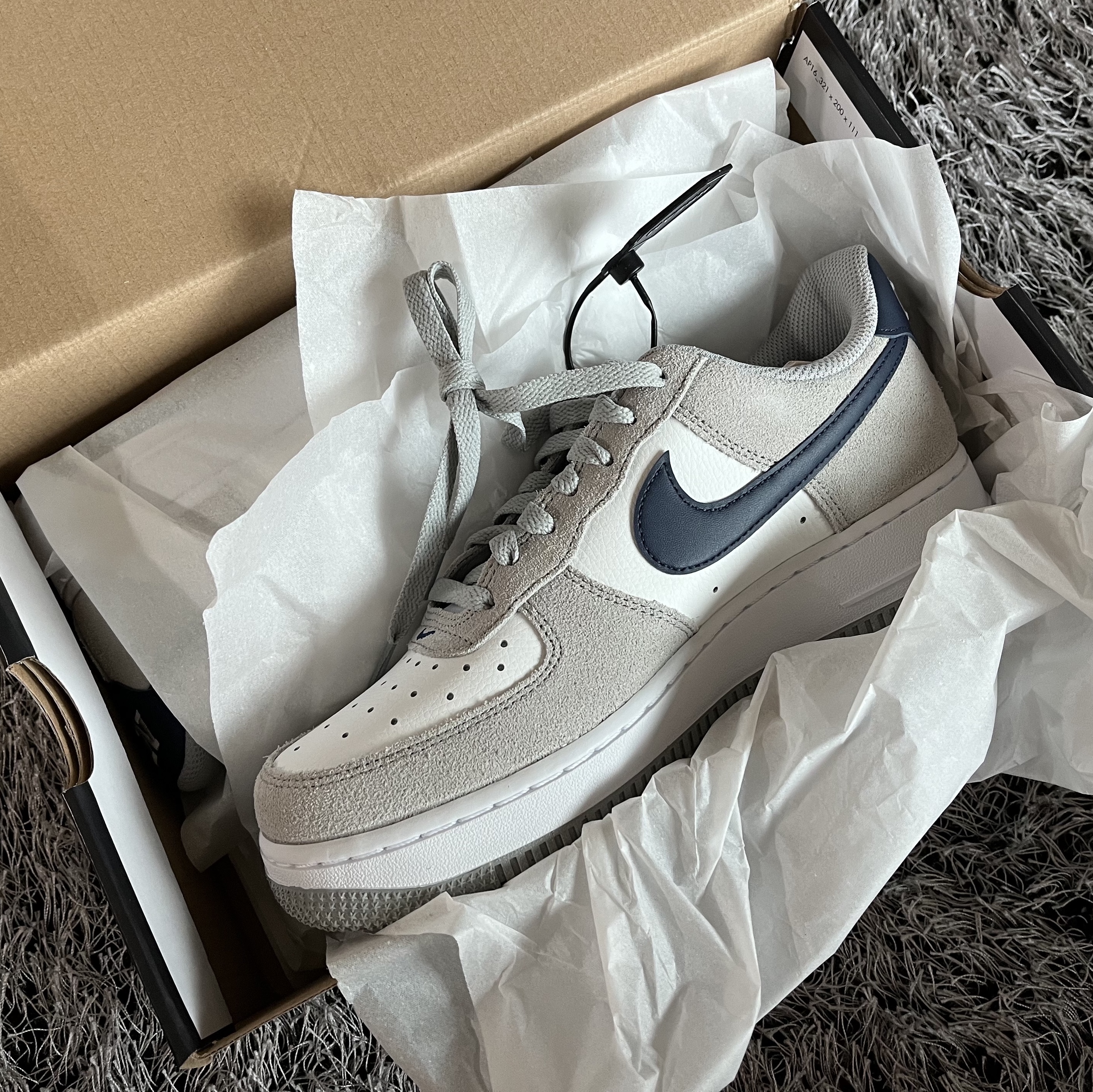 Nike Air Force 1 '07 Light Smoke Grey Midnight Navy 착용 스타일