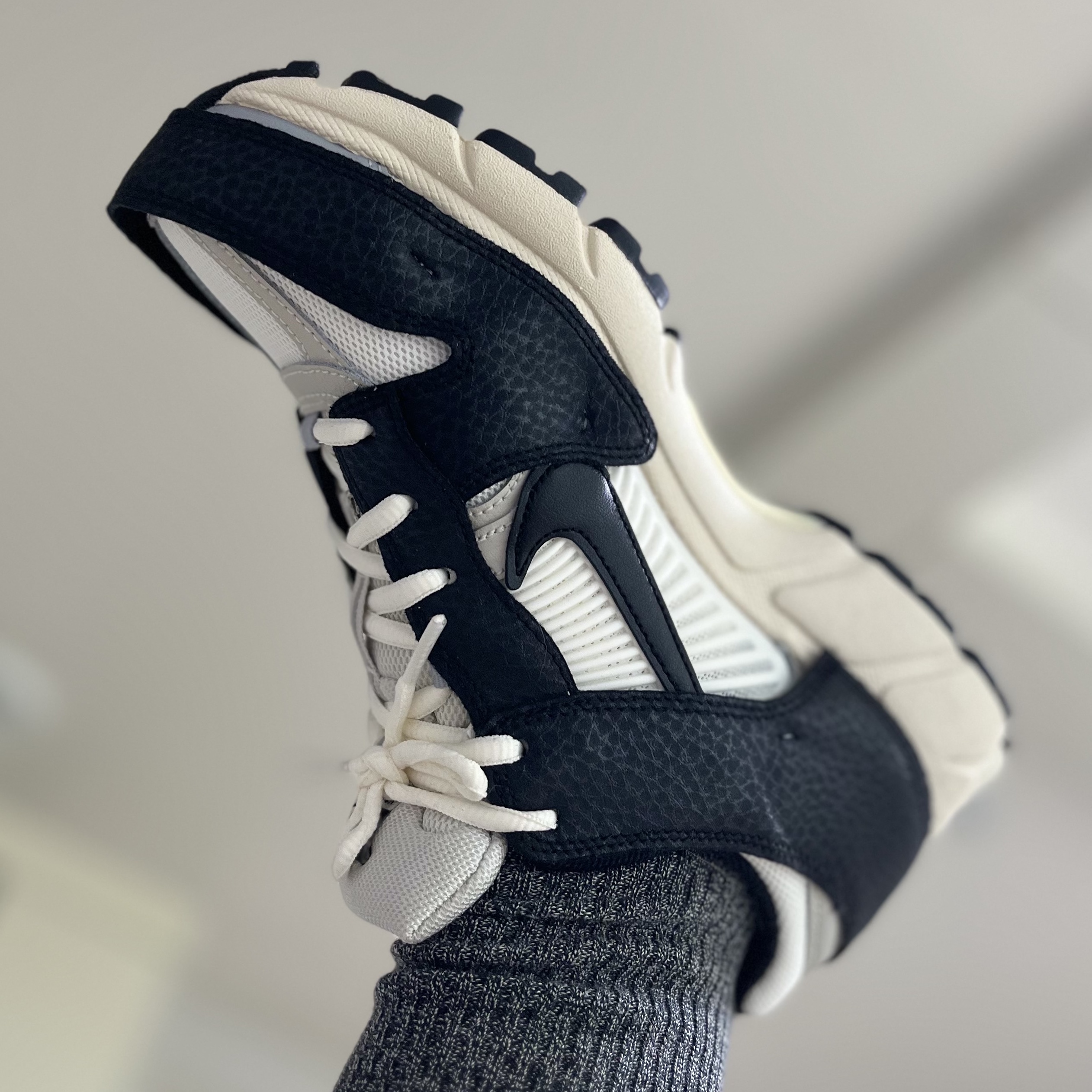 (W) Nike Zoom Vomero 5 Wolf Grey and Black 착용 스타일 - 3