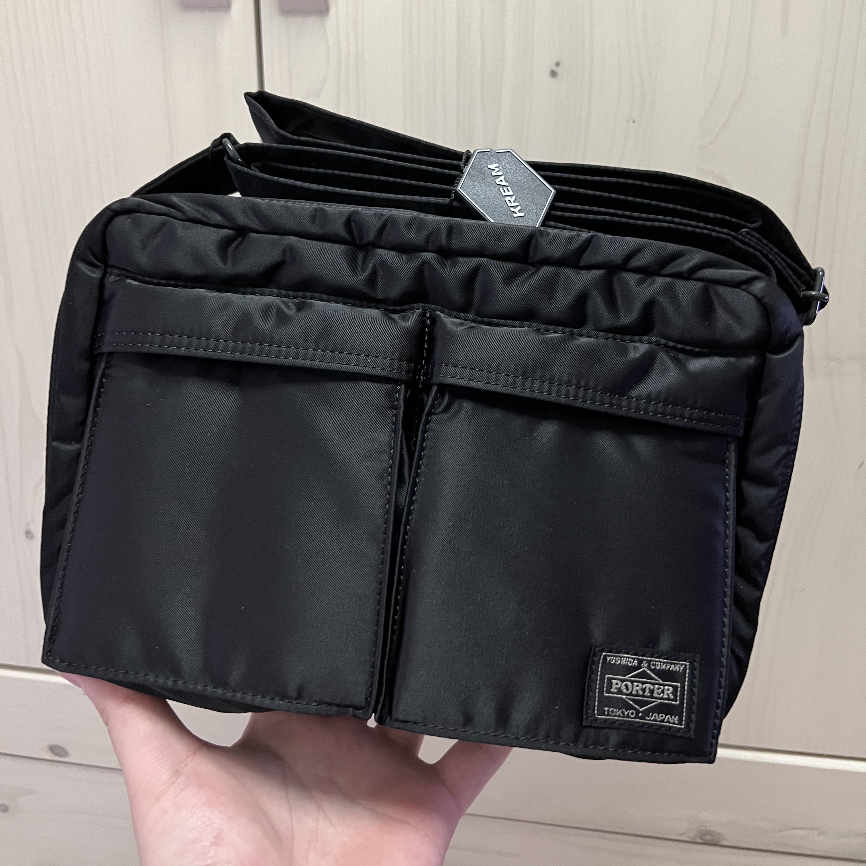 Porter Tanker Shoulder Bag L Black 착용 스타일