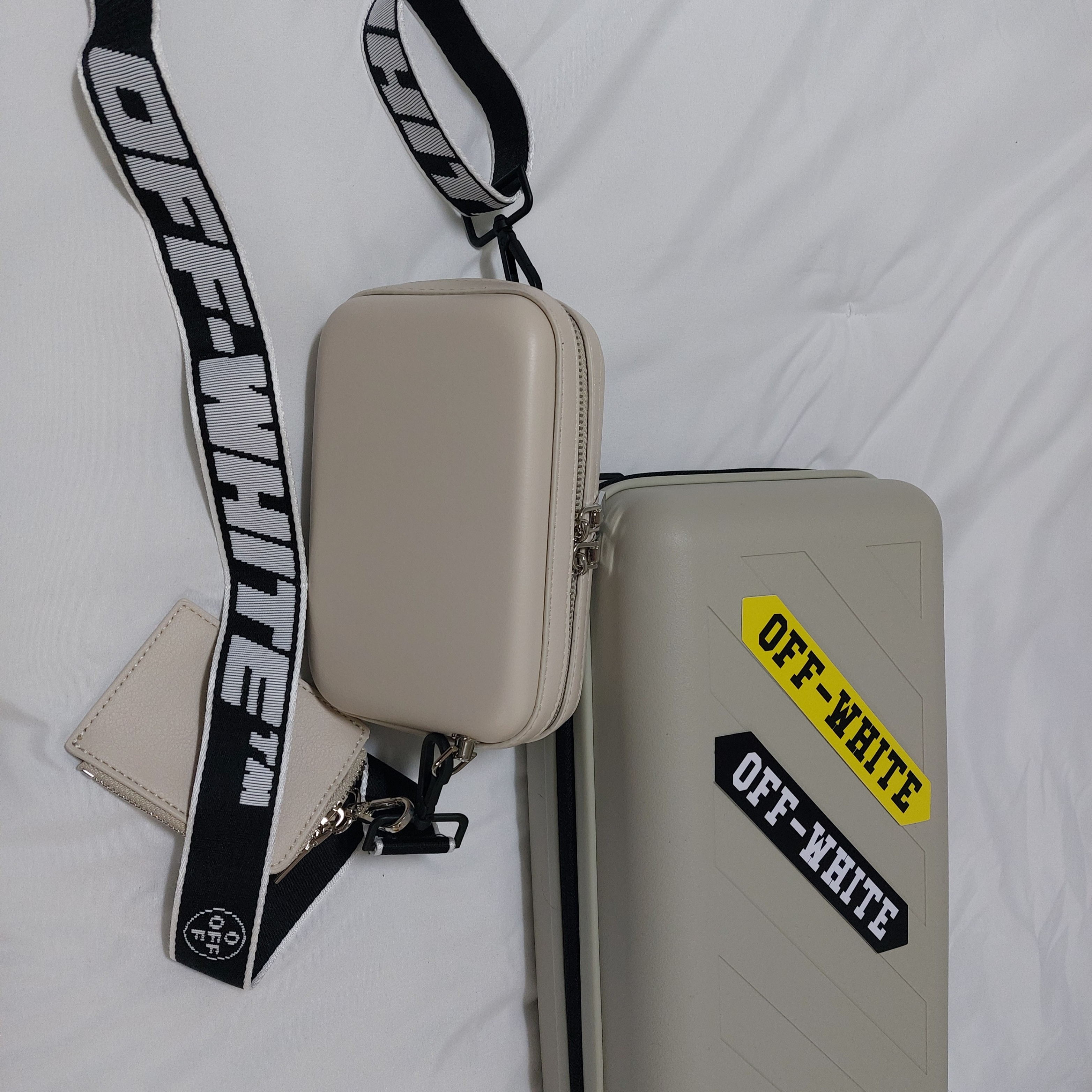 Off-White x Amore Pacific Protection Box (Without Cosmetics) 착용 스타일