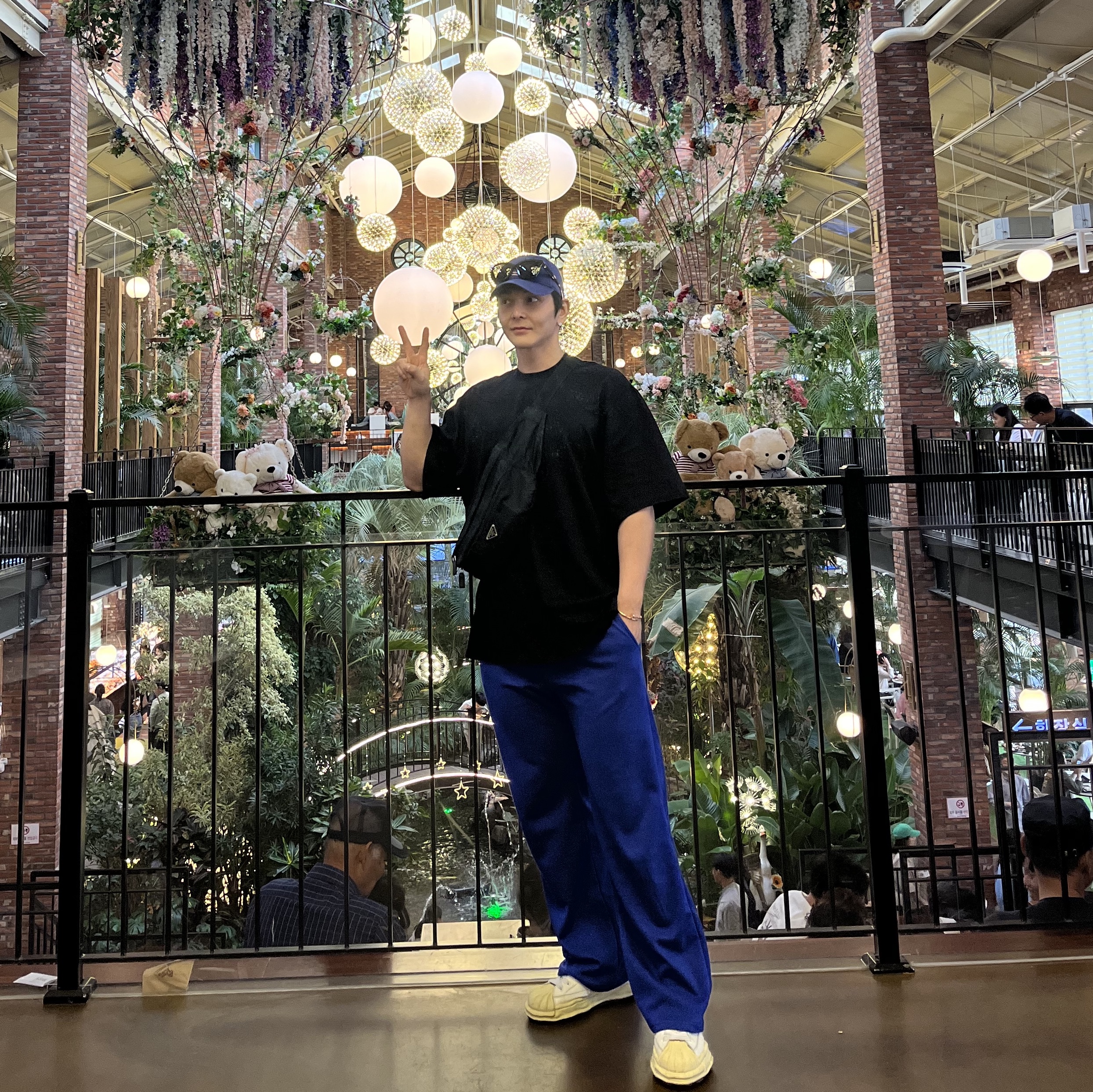Balenciaga Political Campaign Cap Blue, Gentle Monster Jack Bye 01 Black 착용 스타일