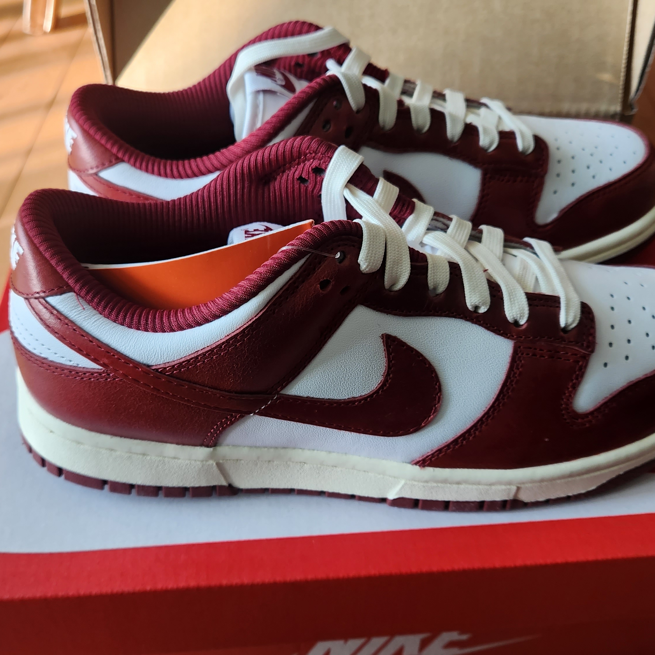 (W) Nike Dunk Low Retro PRM Team Red and White 착용 스타일 - 2