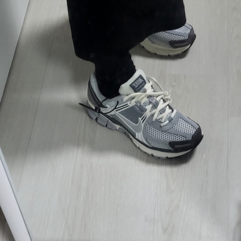 (W) Nike Zoom Vomero 5 Pure Platinum Metallic Silver 착용 스타일