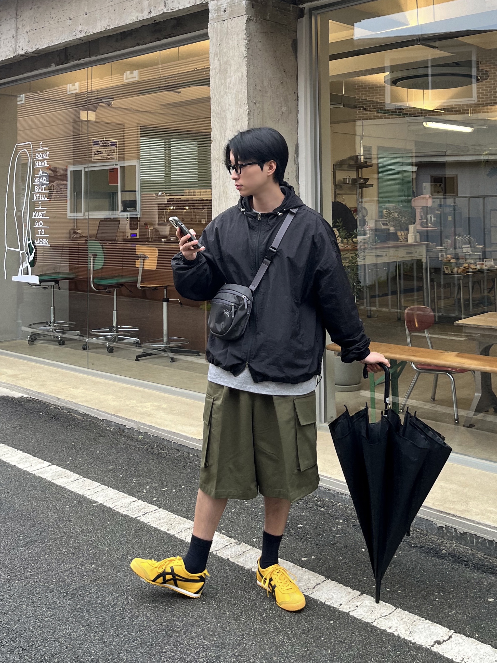 Onitsuka Tiger Mexico 66 Yellow Black, Arc'teryx Mantis 2 Waistpack Black 착용 스타일 - 3