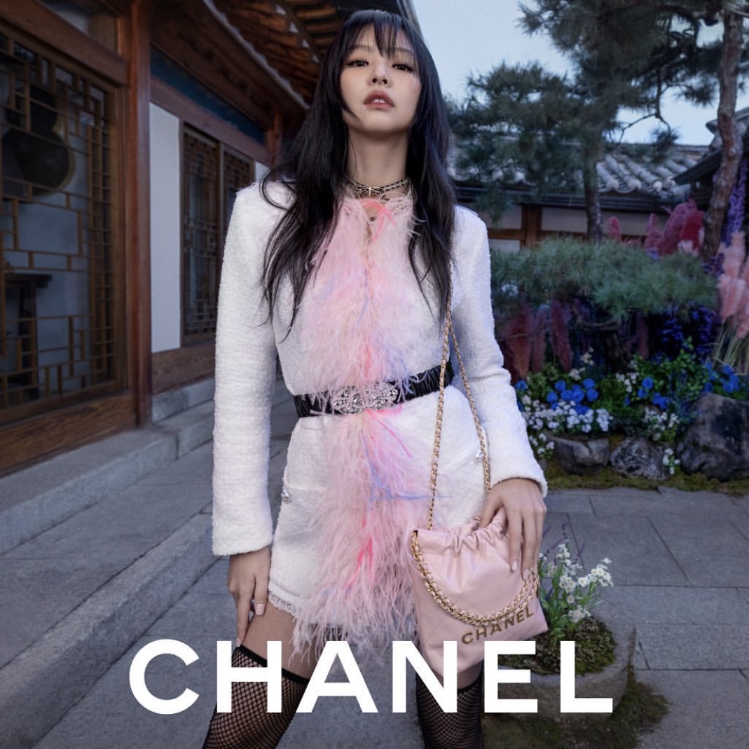 Chanel 22 Mini Handbag Shiny Calfskin & Gold Light Pink 착용 스타일