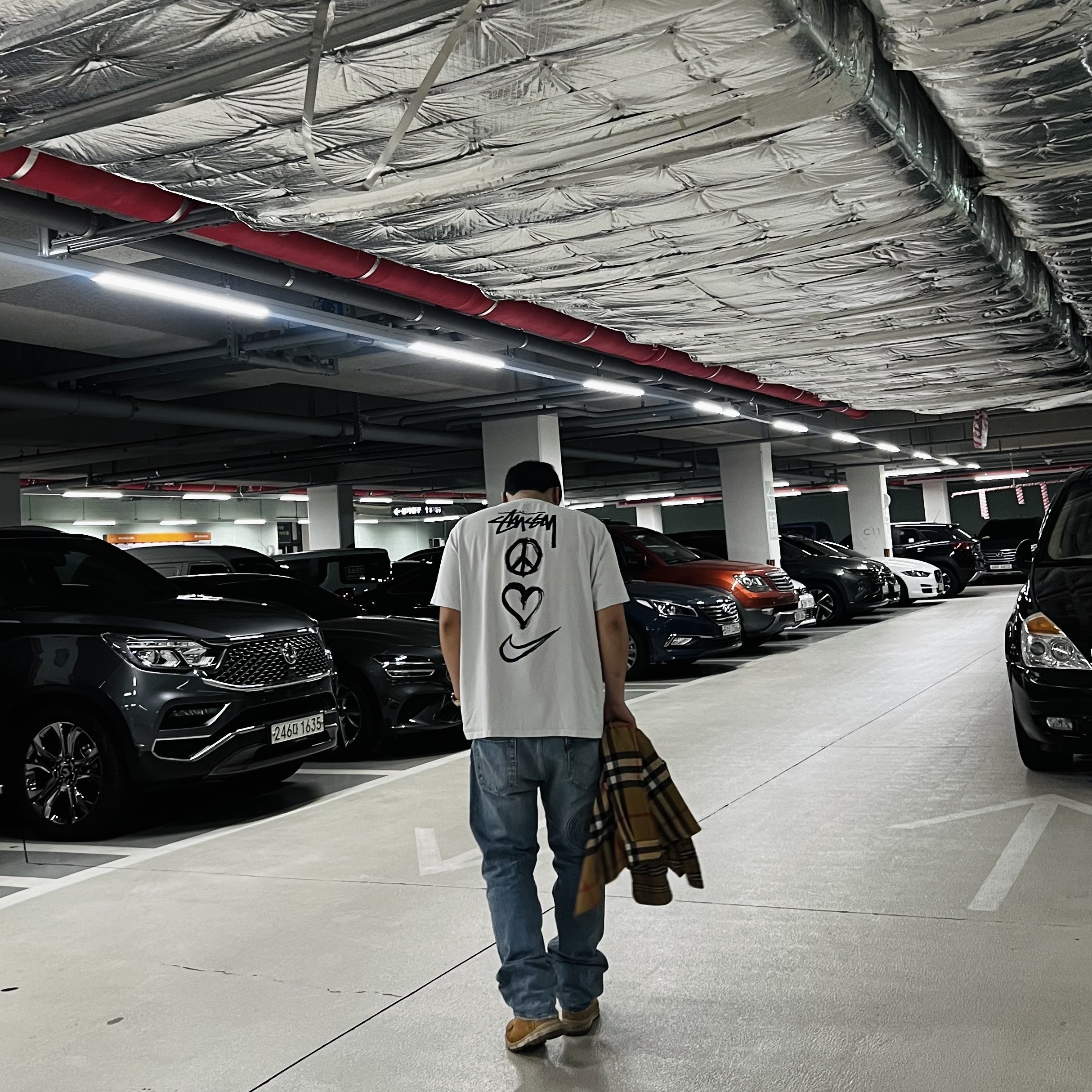 Stussy x Levi's Embossed 501 Jean Indigo, Nike x Stussy NRG RA T-Shirt Summit White (DM4943-121) 착용 스타일