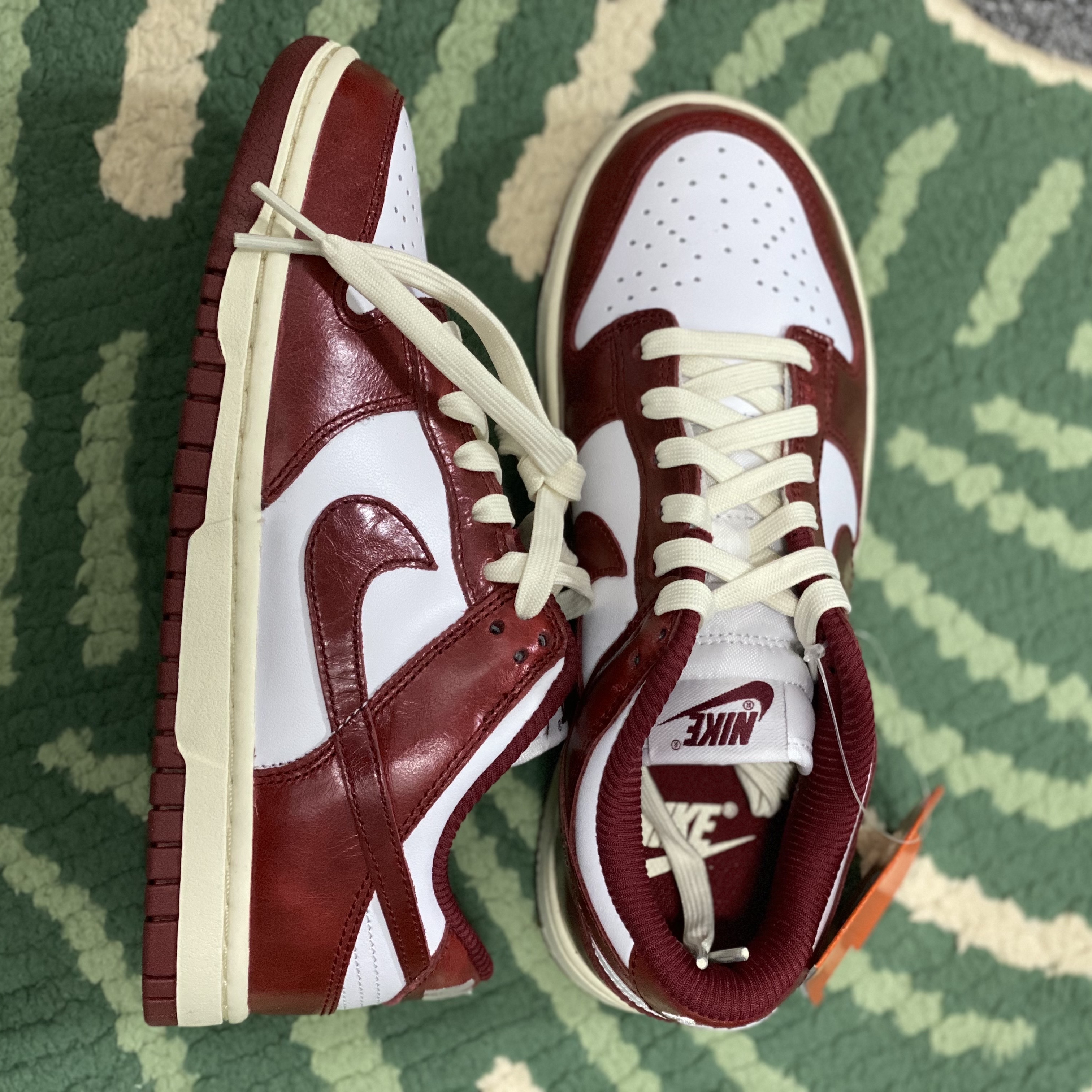 (W) Nike Dunk Low Retro PRM Team Red and White 착용 스타일 - 2