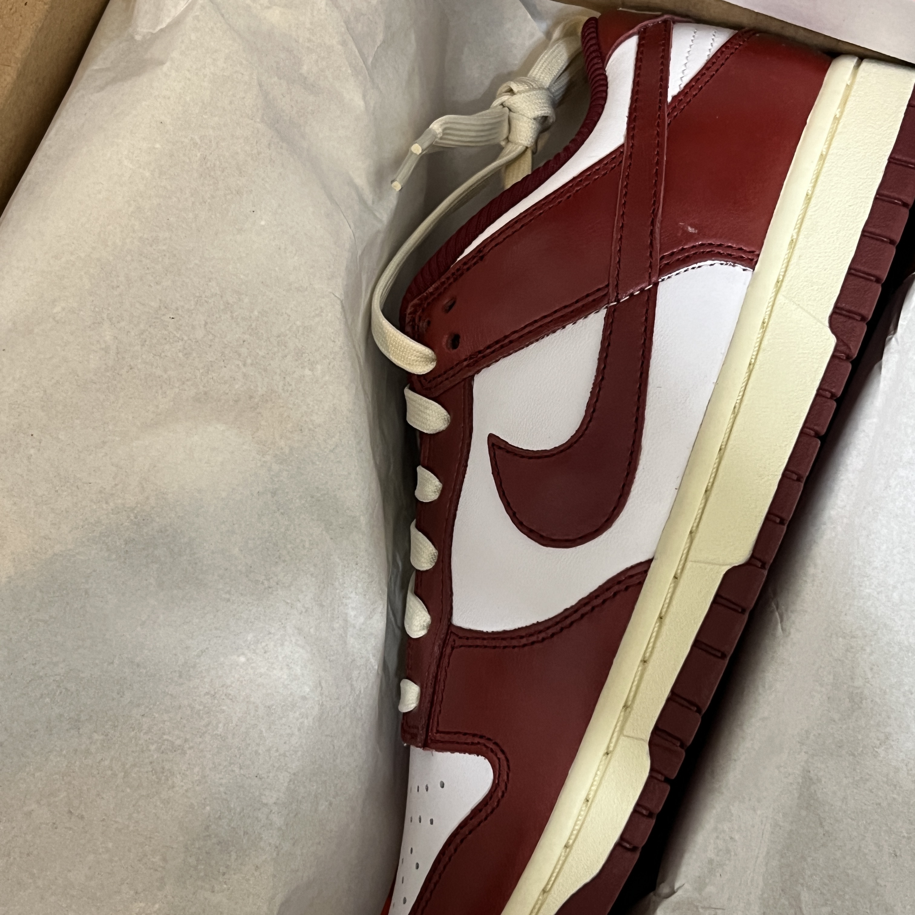(W) Nike Dunk Low Retro PRM Team Red and White 착용 스타일 - 5