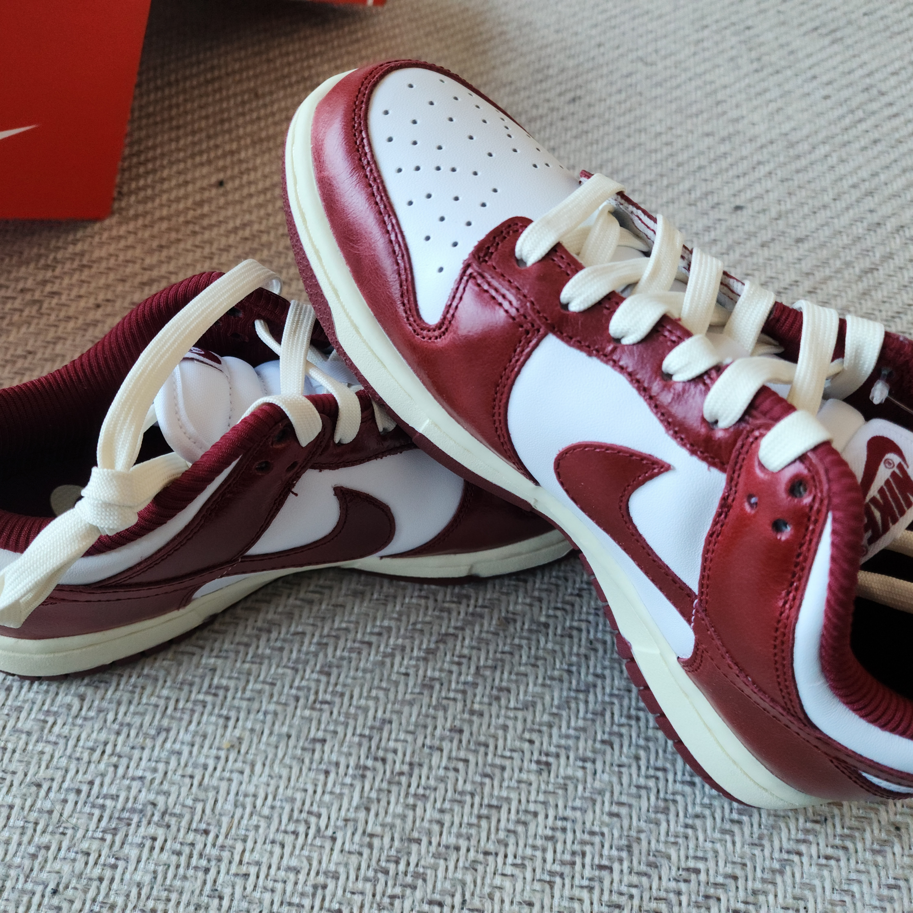 (W) Nike Dunk Low Retro PRM Team Red and White 착용 스타일 - 1
