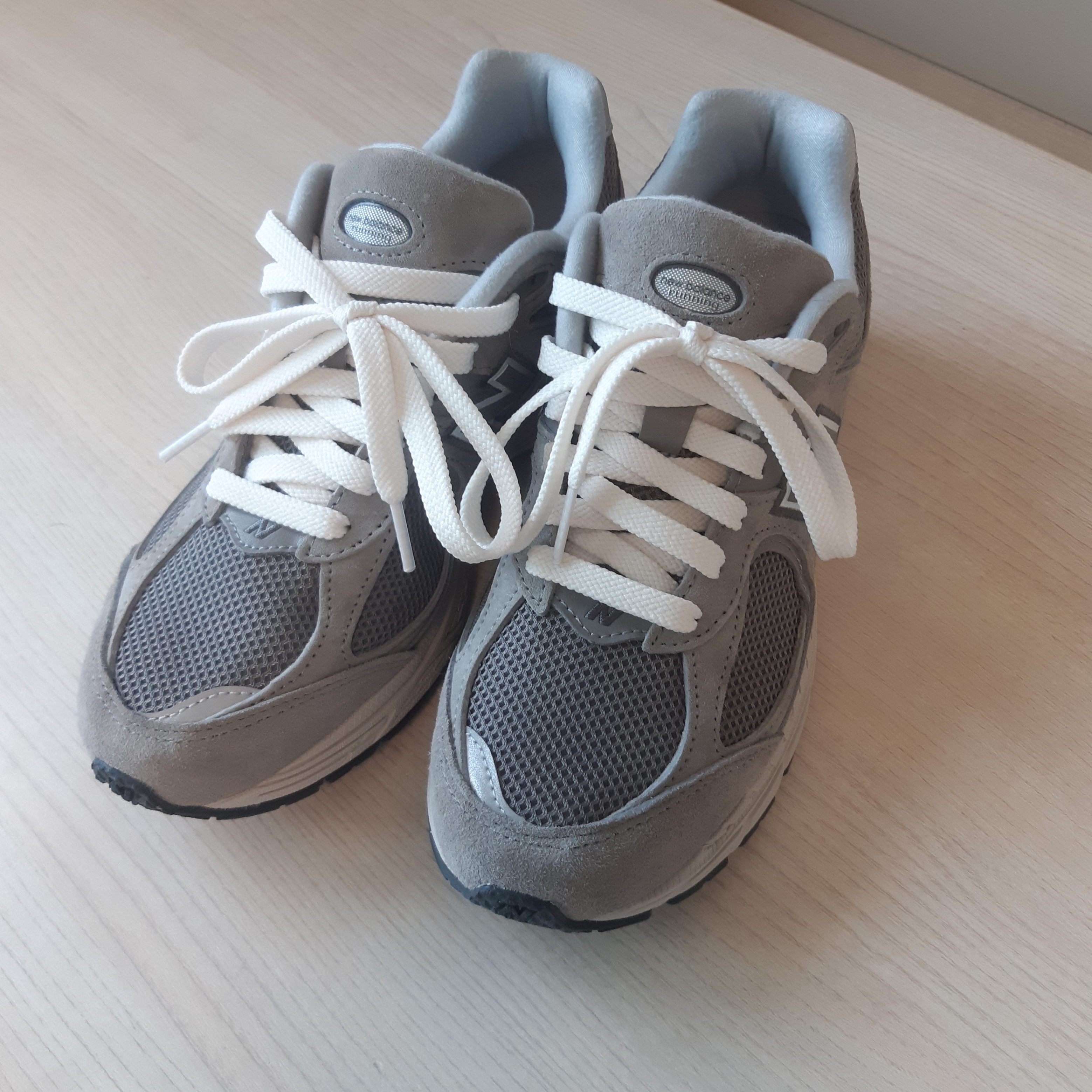 New Balance 2002R Grey 착용 스타일
