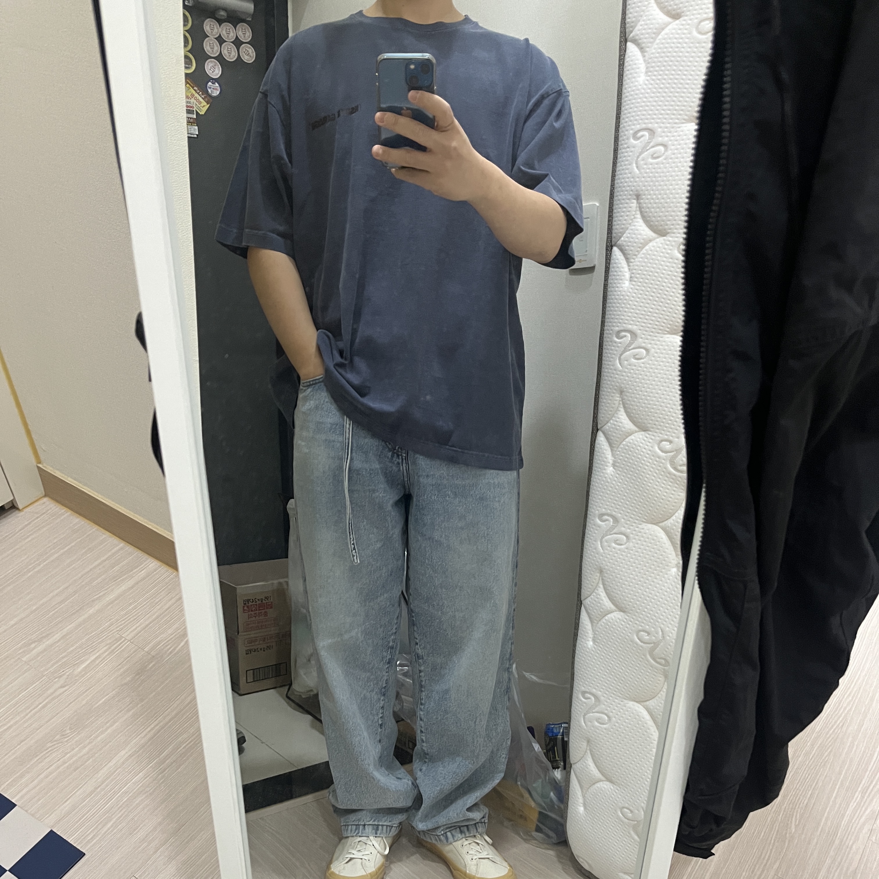 Insane Garage Garment Dye Graphic T-Shirt Navy 착용 스타일