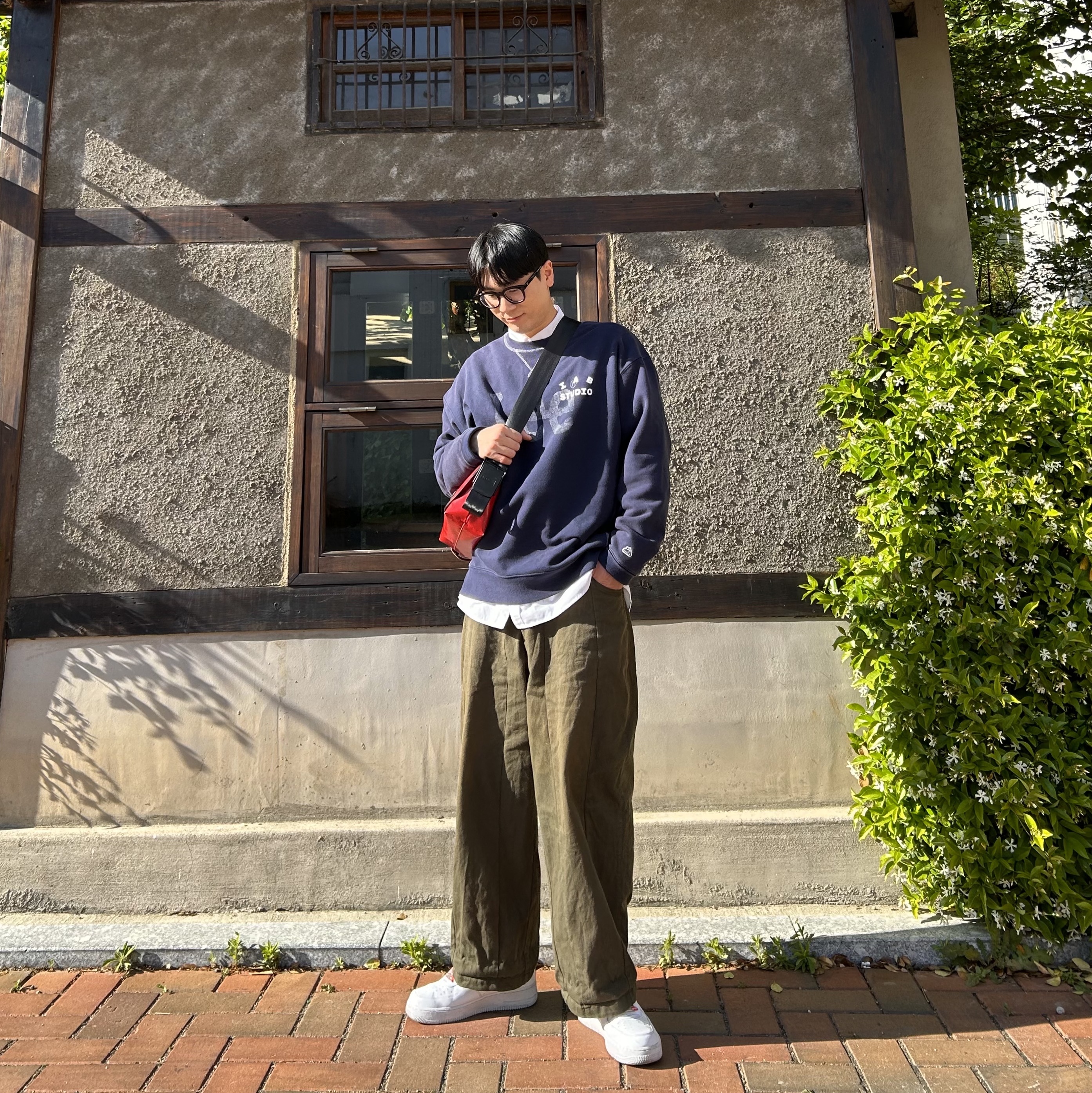 IAB Studio x Lee Pigment Sweatshirt Indigo Navy, Nike x Supreme Air Force 1 Low White 착용 스타일