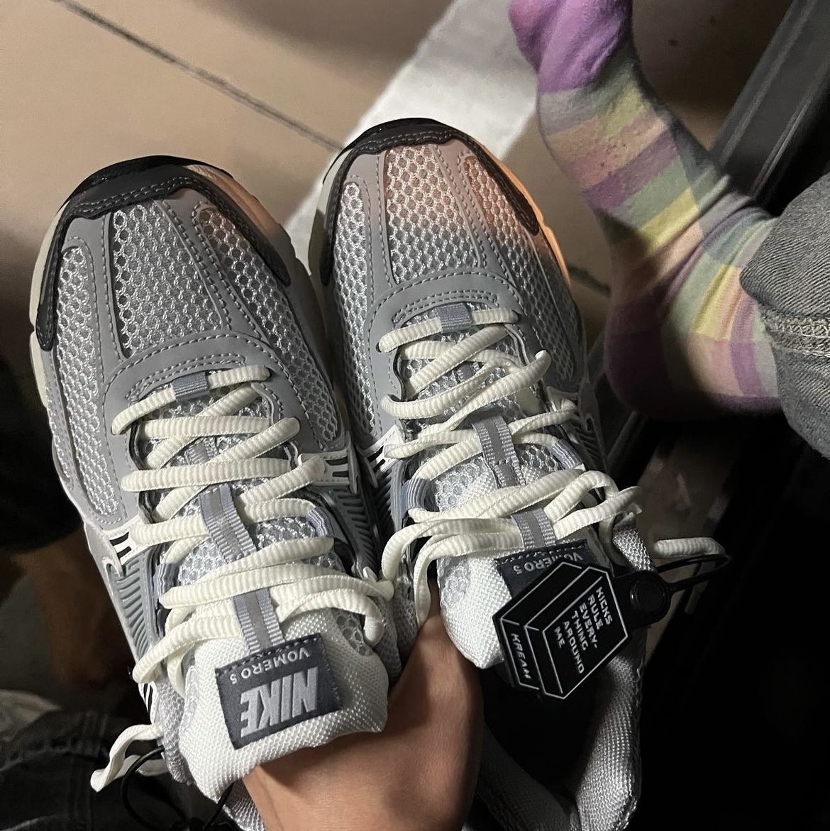 (W) Nike Zoom Vomero 5 Pure Platinum Metallic Silver 착용 스타일 - 1