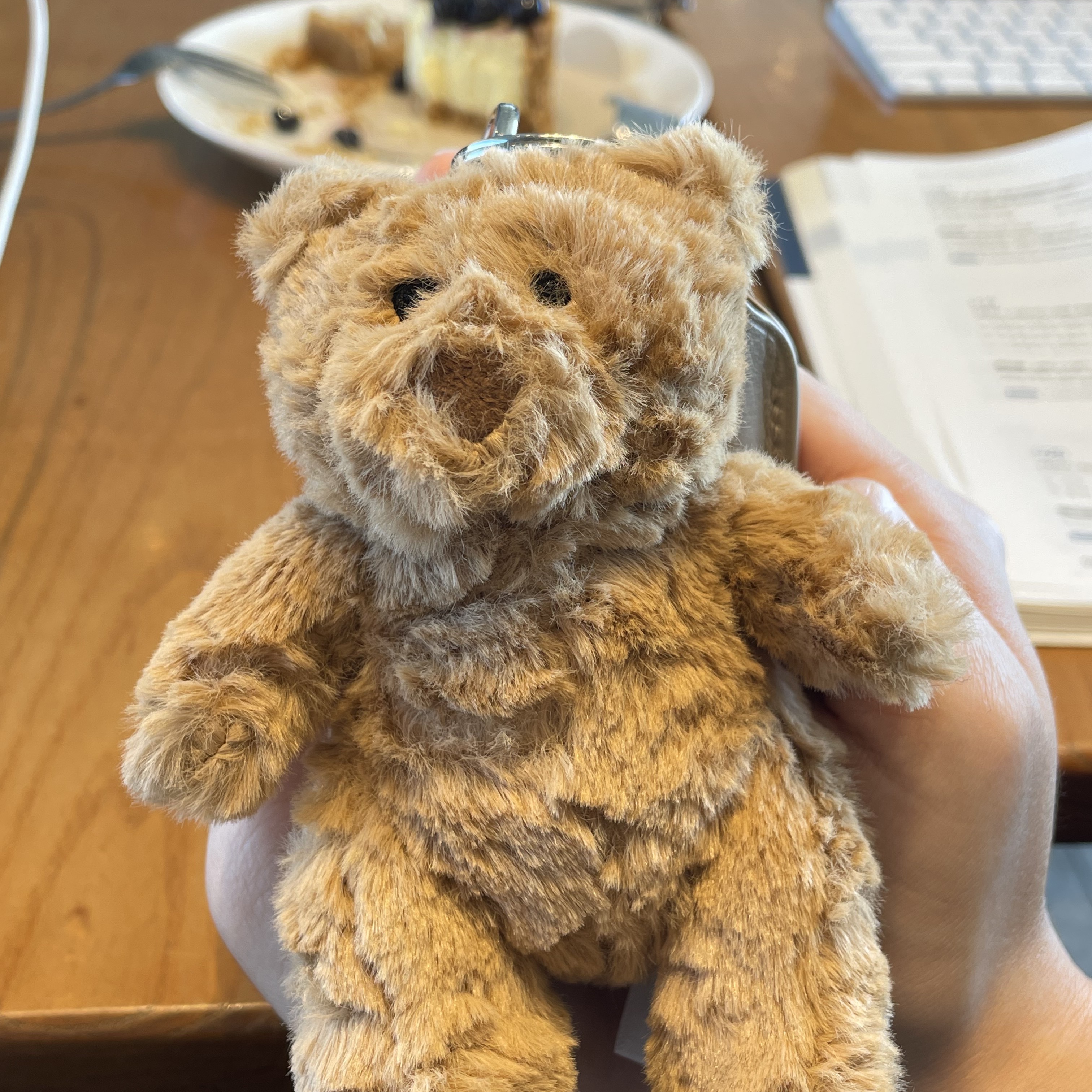 Jellycat Bartholomew Bear Bag Charm Brown 착용 스타일 - 1