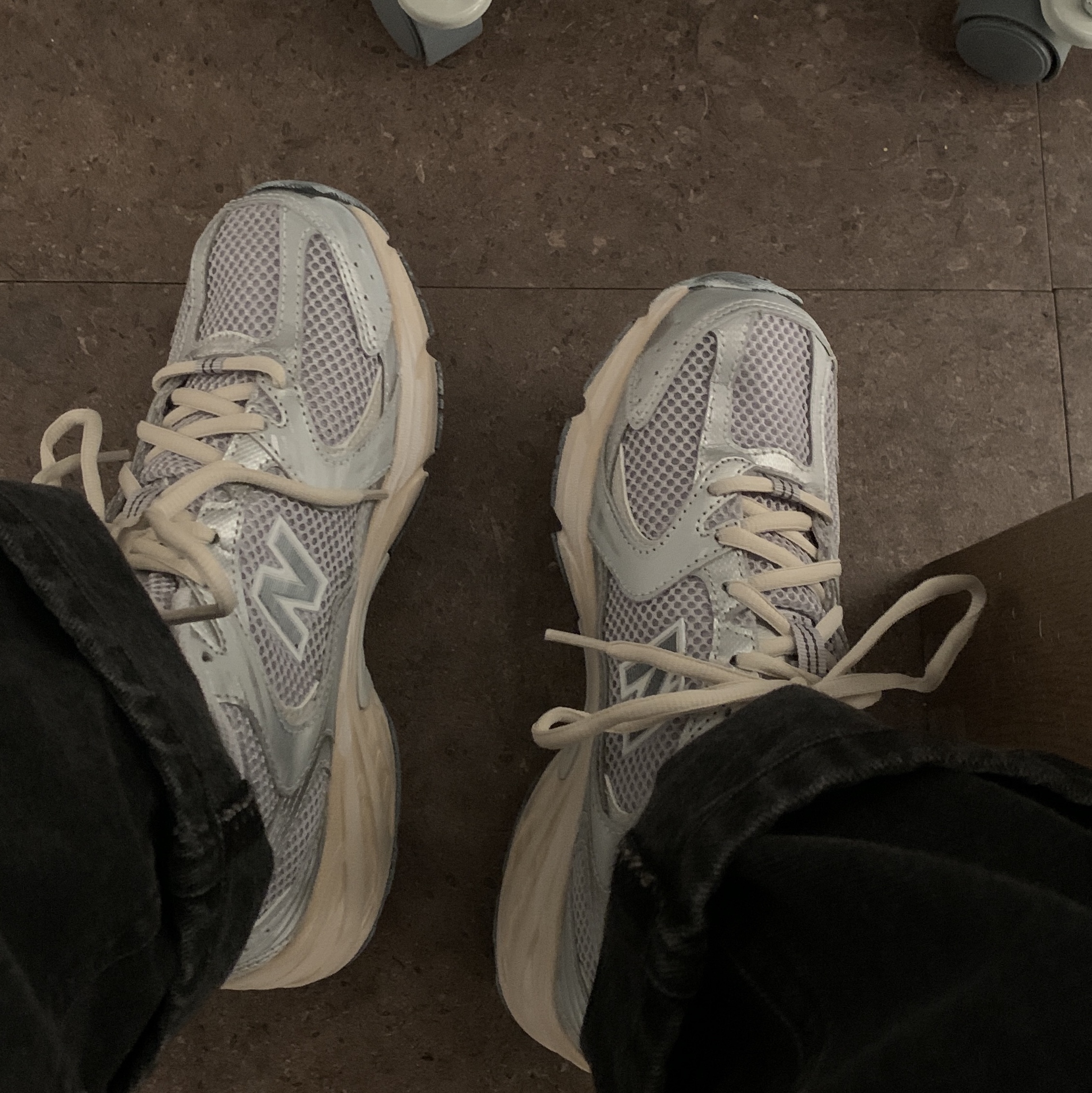 New Balance 530 Vintage Metallic Silver 착용 스타일
