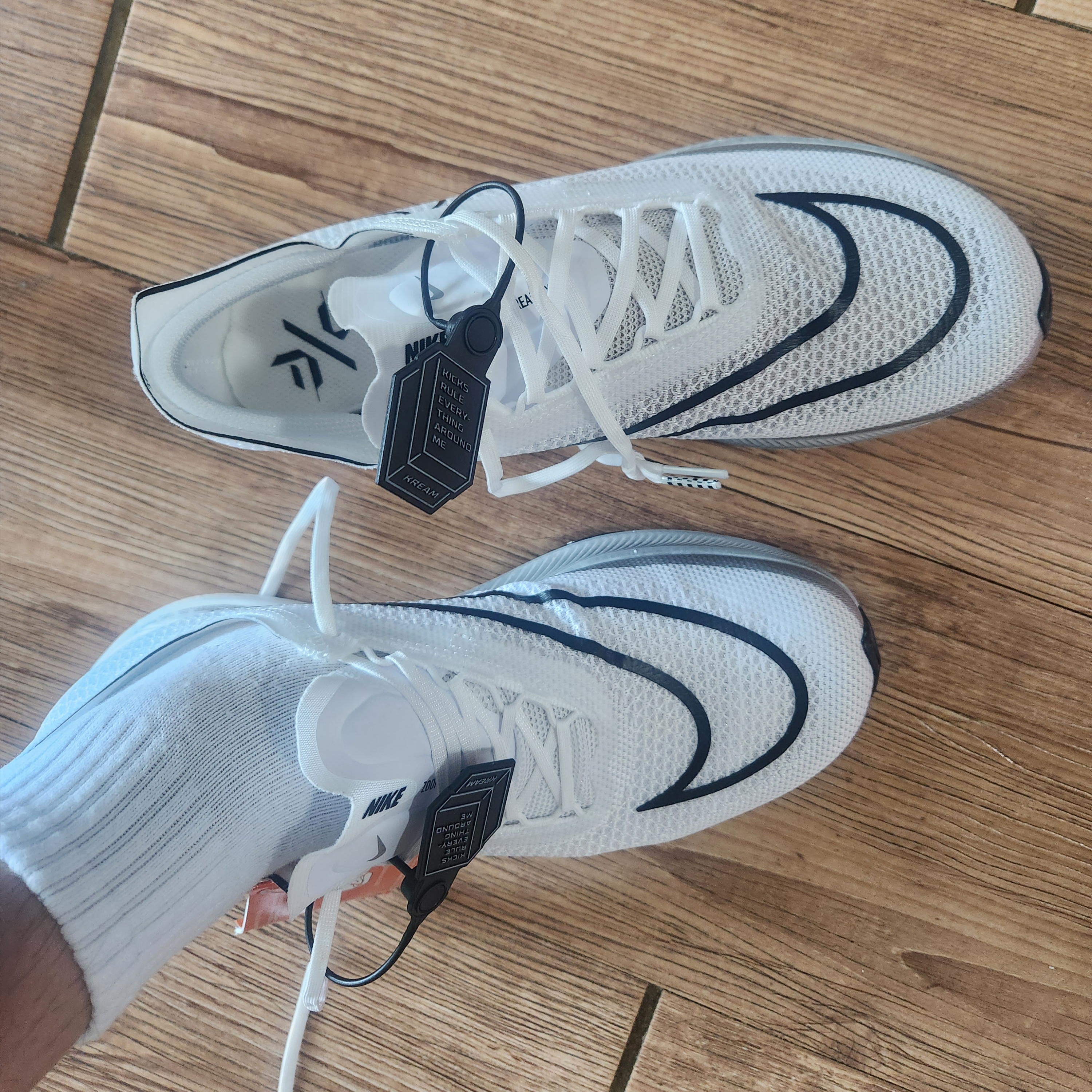 Nike ZoomX Streakfly White Metallic Silver 착용 스타일