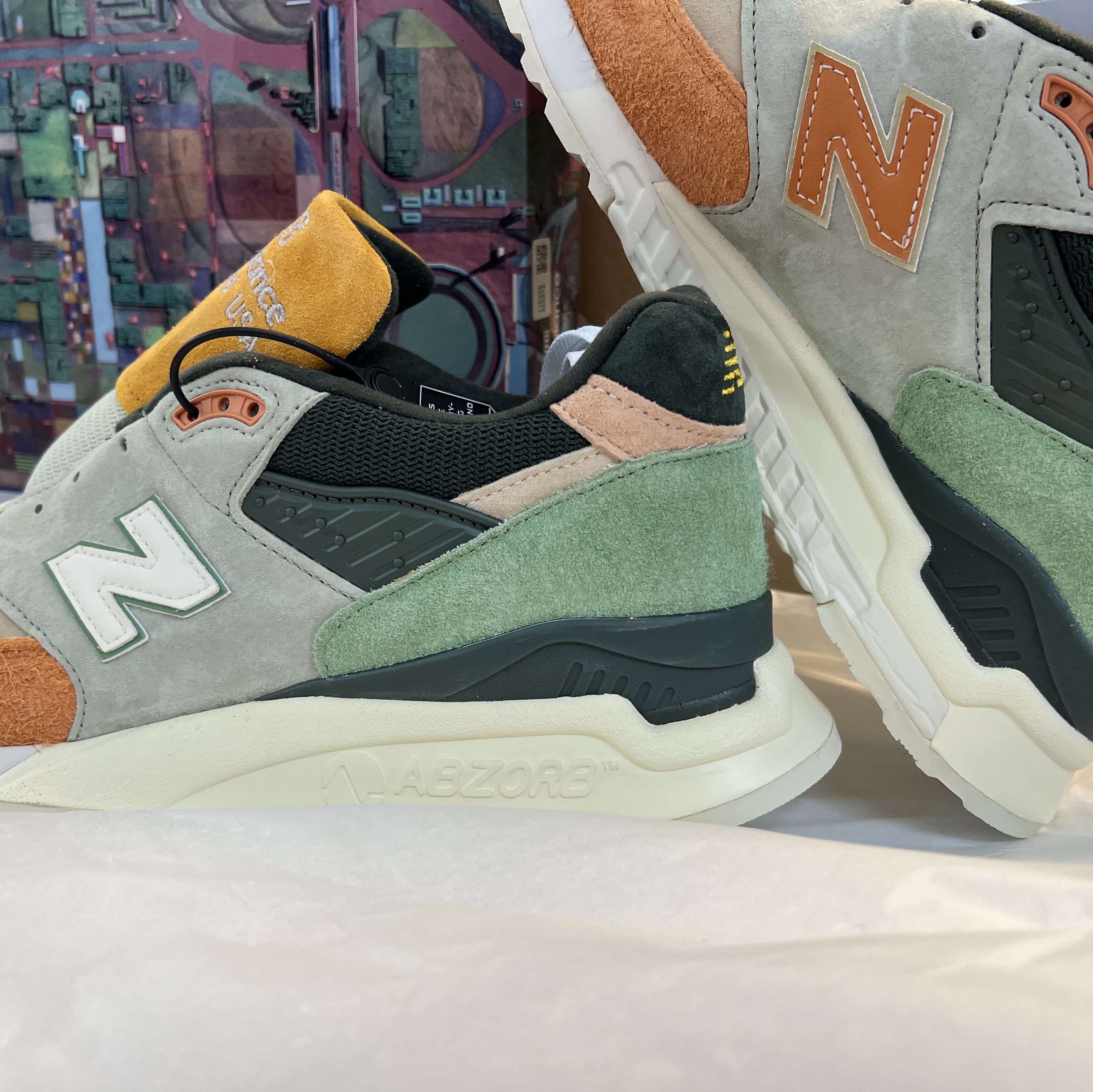 New Balance x Ronnie Fieg x Frank Lloyd 998 Broadacre City Aloe Wash 착용 스타일 - 4