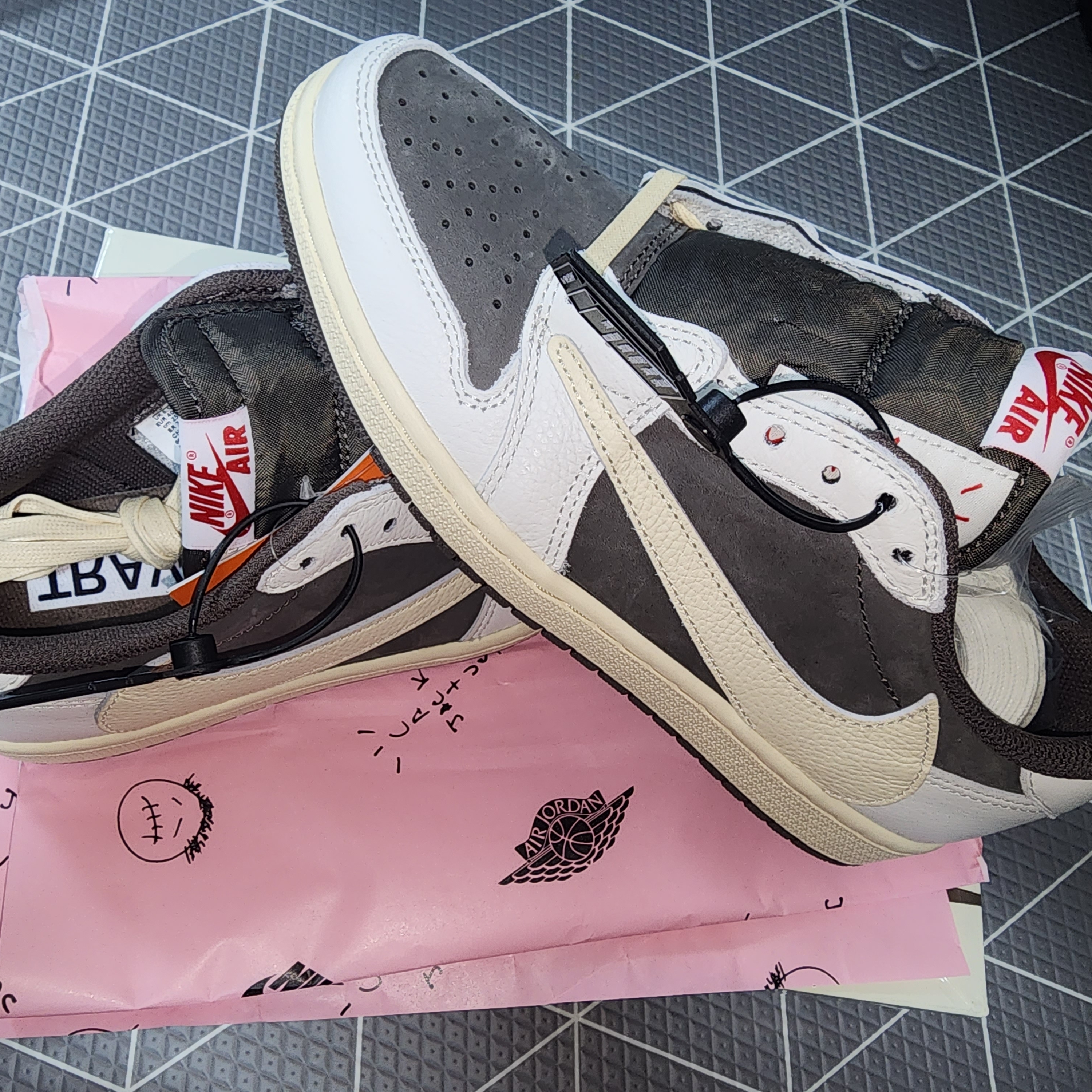 Jordan 1 x Travis Scott Retro Low OG SP Sail and Ridgerock 착용 스타일 - 1