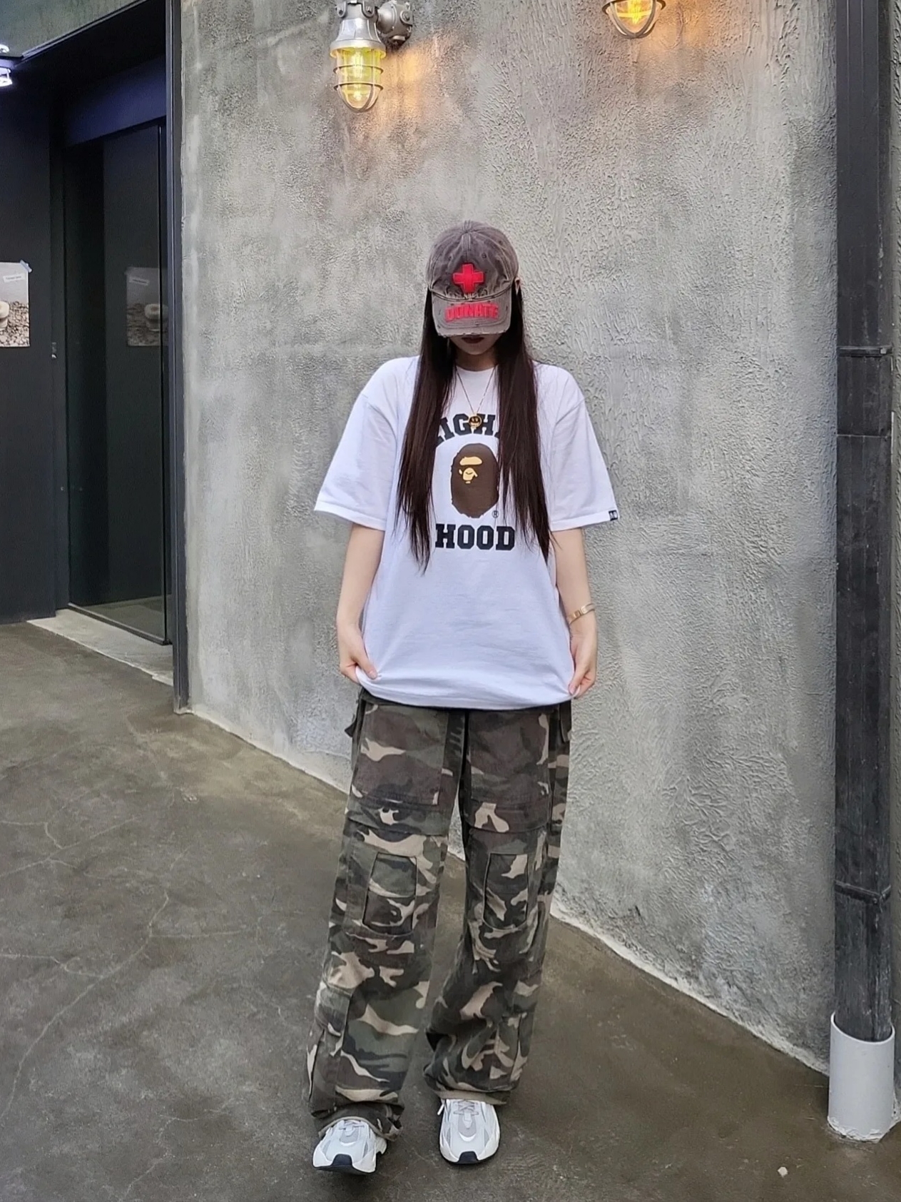 Project G/R Red Cross Donate Cap Washed Brown, BAPE x Neighborhood T-Shirt White 착용 스타일 - 1