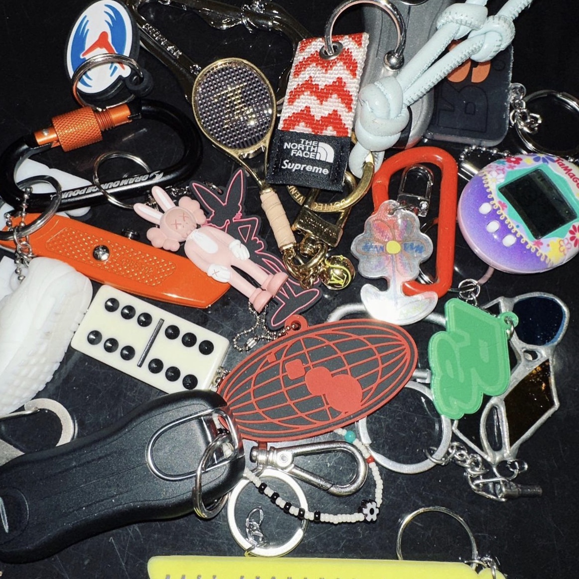 Supreme x The North Face Woven Keychain Red - 22FW, Kaws Tokyo First Accomplice Keychain Pink 착용 스타일