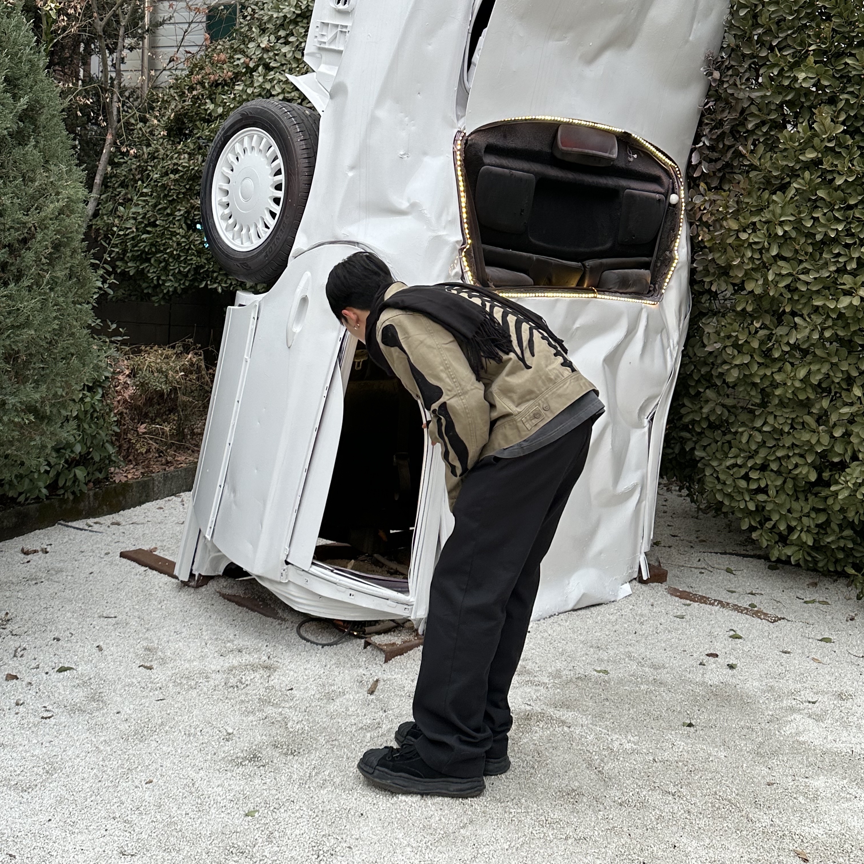 Kapital Vintage Satin Mexican Tuxedo Westerner Bone Jacket Mocha Beige, Maison Mihara Yasuhiro x Bed J.W. Ford Blakey High-top Sneakers Black 착용 스타일 - 3