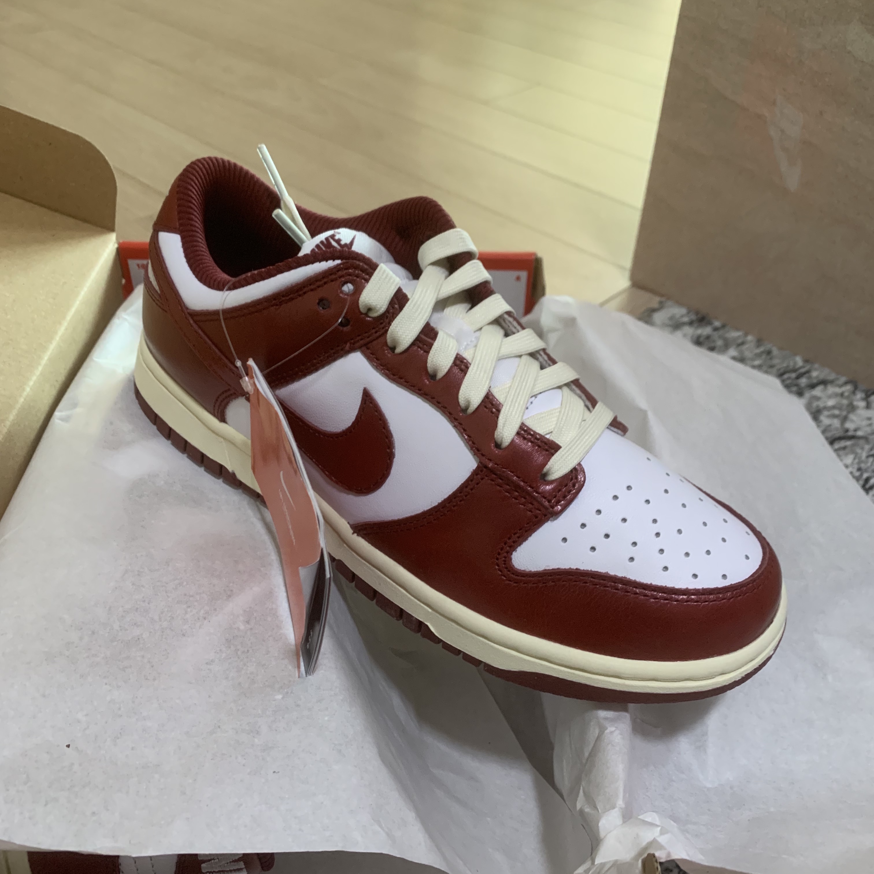 (W) Nike Dunk Low Retro PRM Team Red and White 착용 스타일
