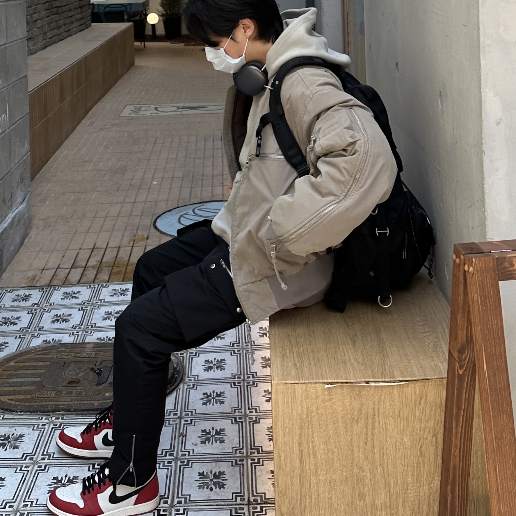 Jordan 1 Retro High OG Chicago 2022, Apple AirPods Max Lightning Space Gray (Korean Ver.) 착용 스타일 - 2