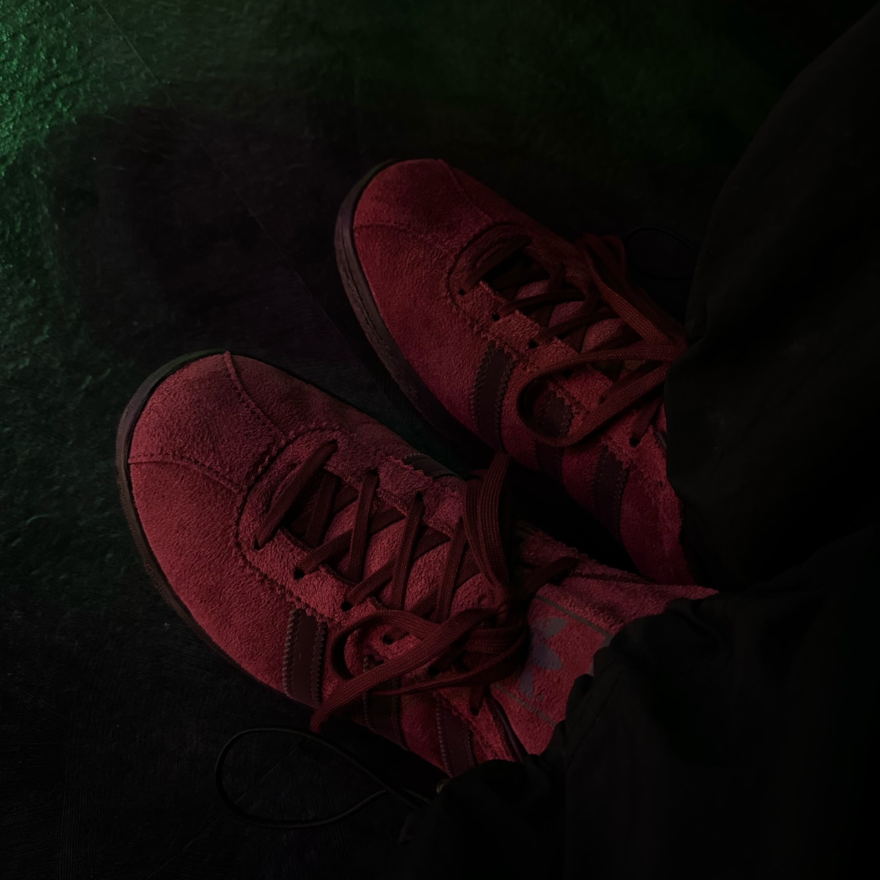 Adidas Tobacco Gruen Collegiate Burgundy 착용 스타일