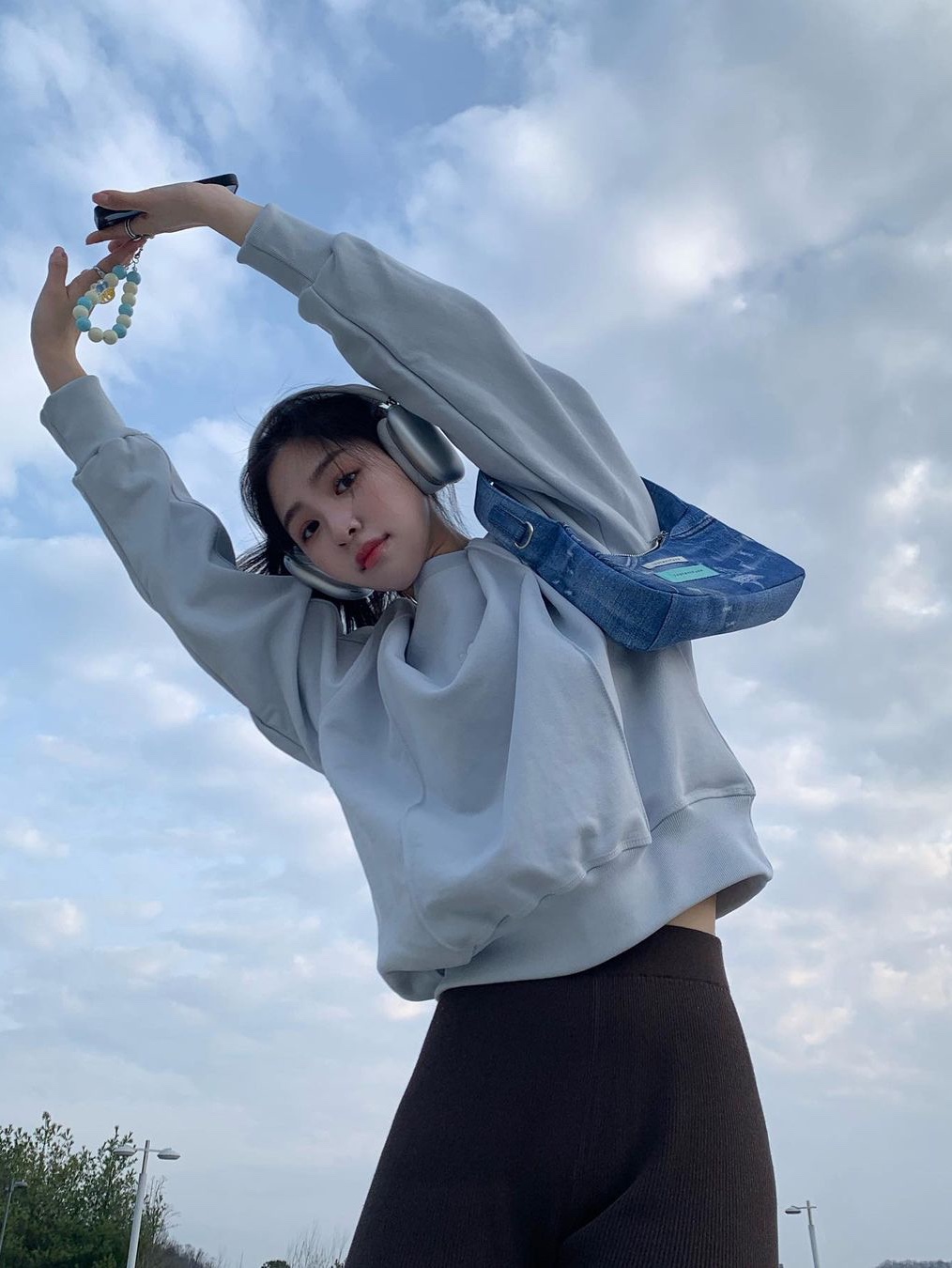 Apple AirPods Max Lightning Silver (Korean Ver.), Instantfunk Women Denim Printed Hobo Bag Blue 착용 스타일