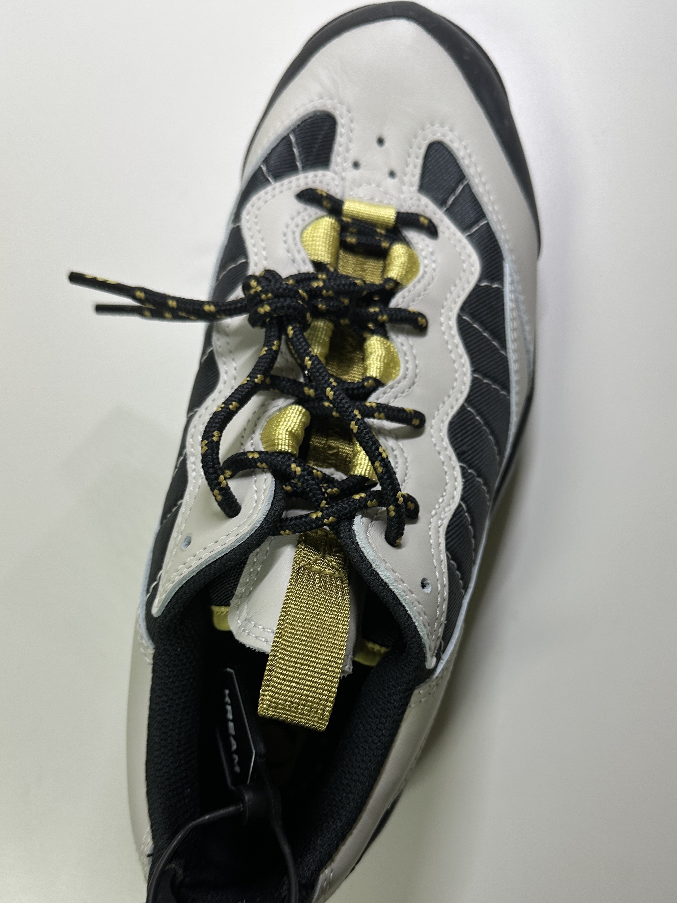 Nike ACG Air Mada Black and Celery Light Bone 착용 스타일 - 2