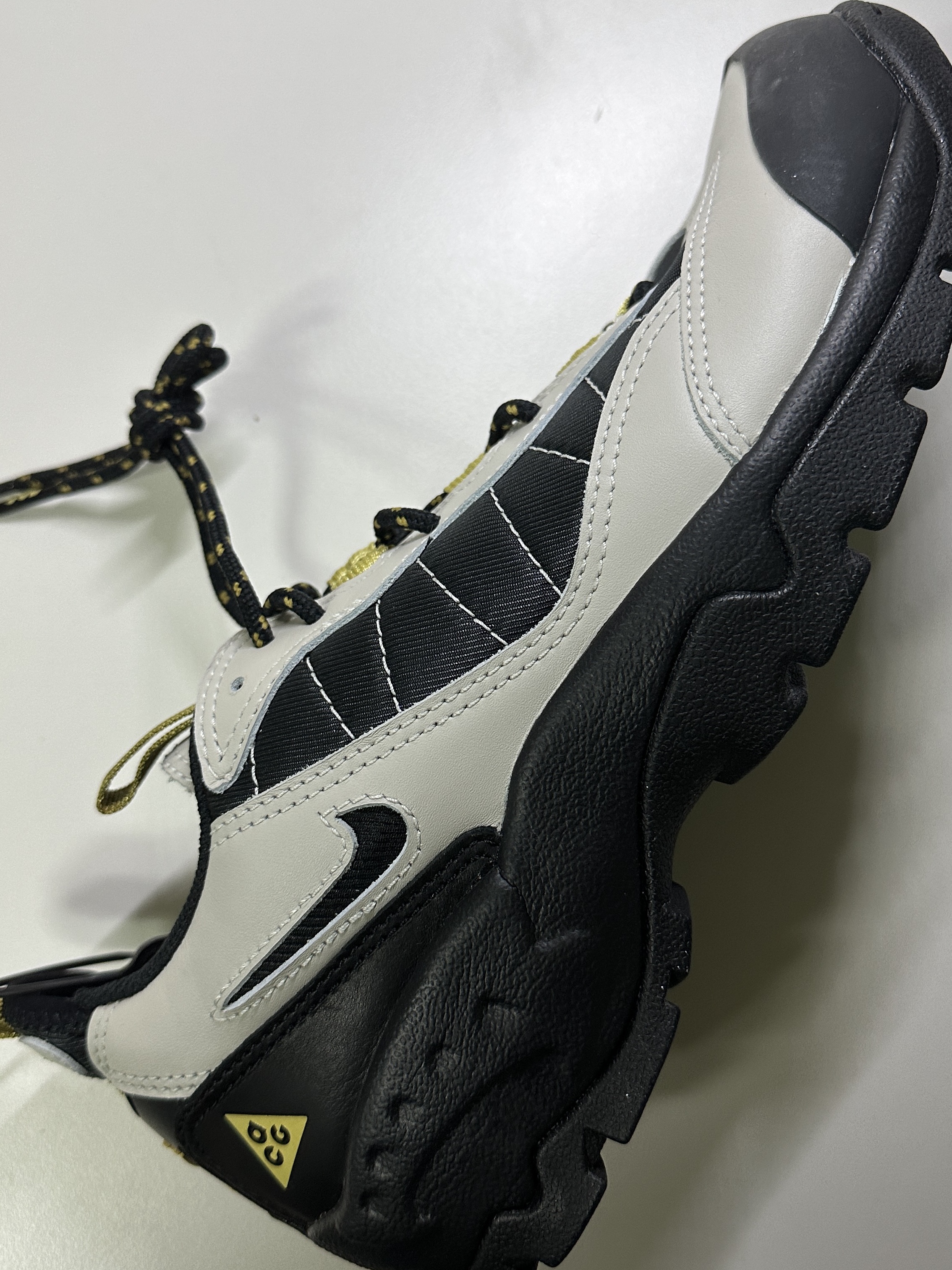 Nike ACG Air Mada Black and Celery Light Bone 착용 스타일 - 1