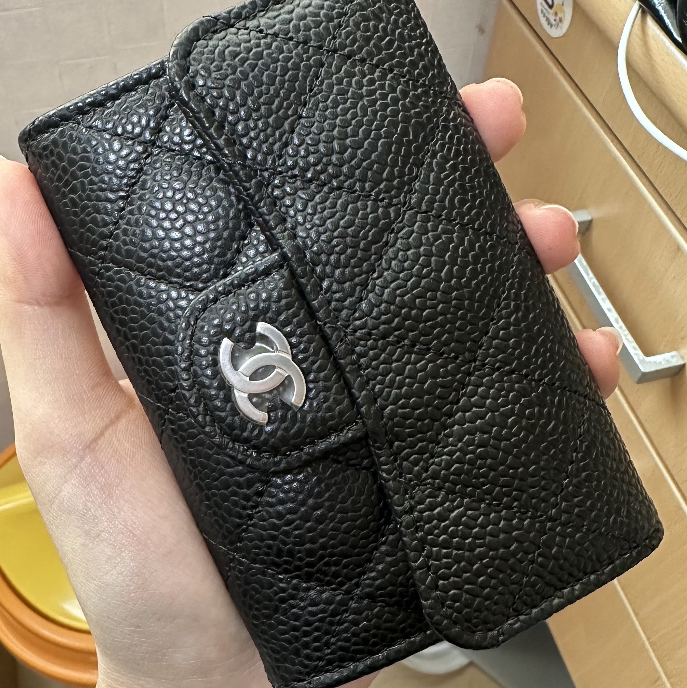 Chanel Classic Card Holder Grained Calfskin & Silver Black 착용 스타일