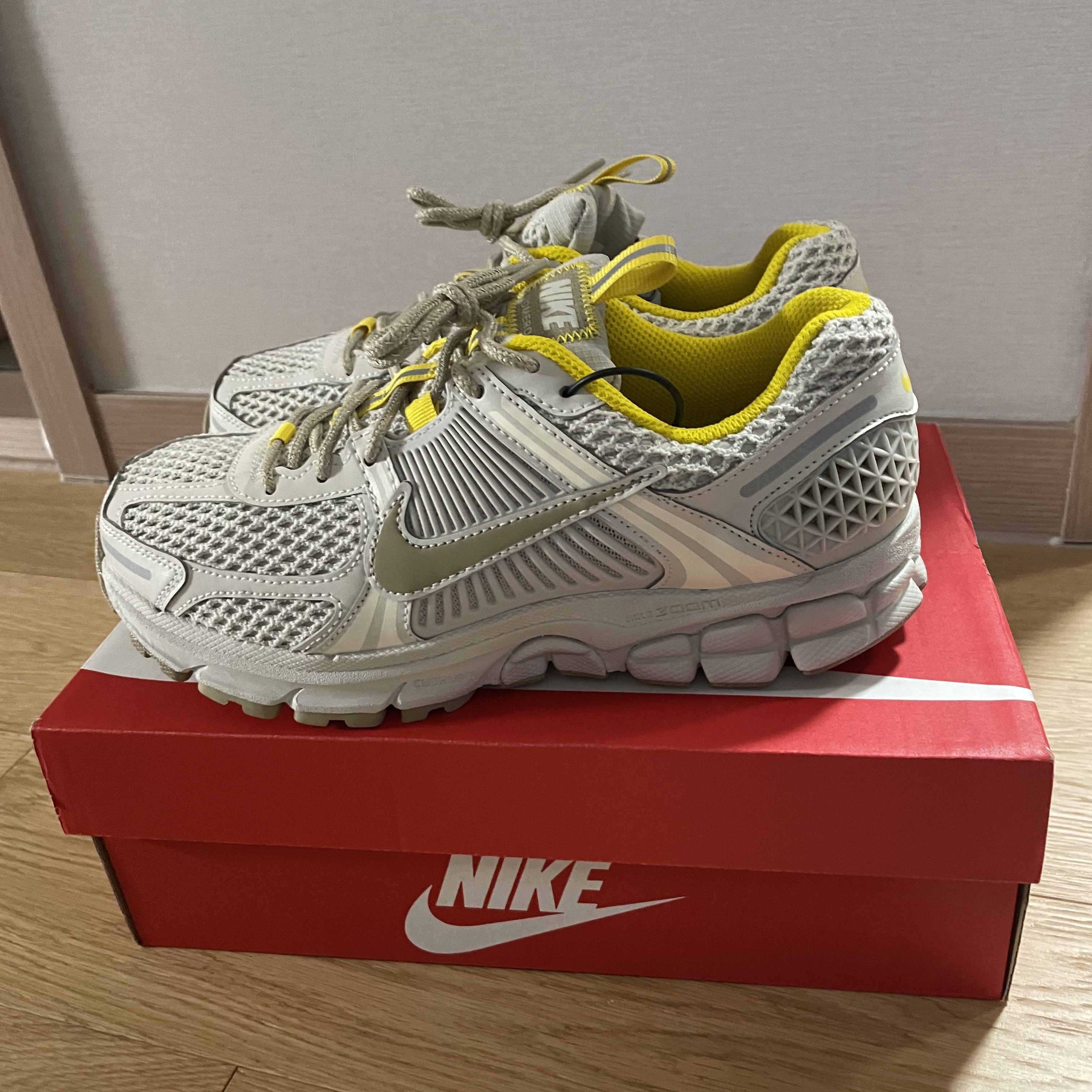 (W) Nike Zoom Vomero 5 Light Bone 착용 스타일