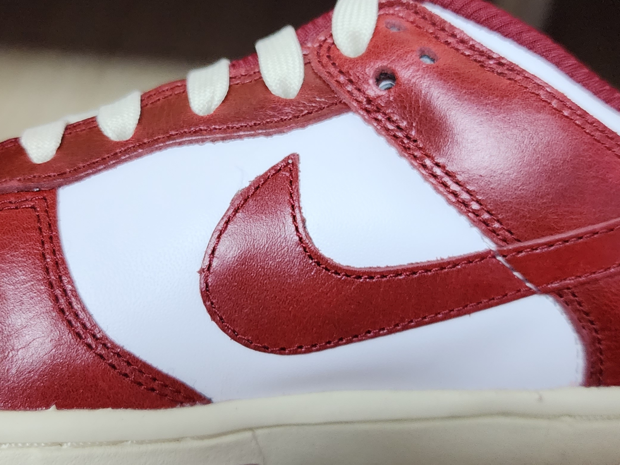(W) Nike Dunk Low Retro PRM Team Red and White 착용 스타일 - 5