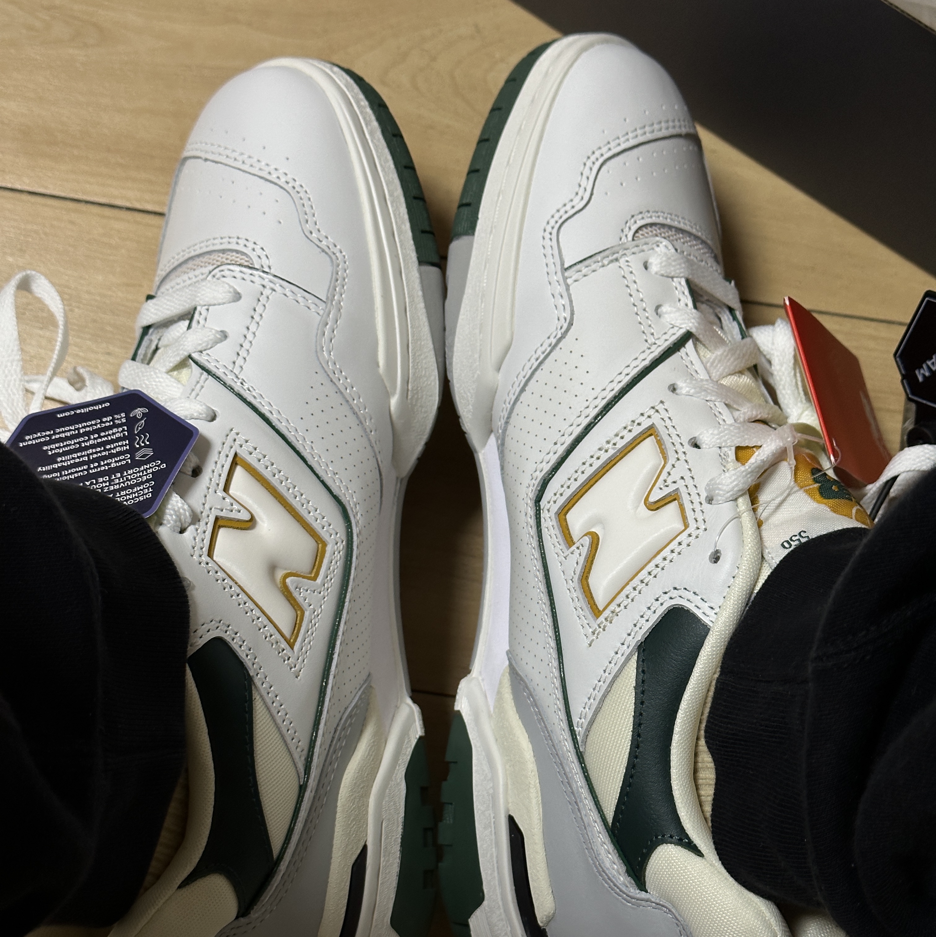 New Balance 550 White Nightwatch Green - 2E Wide 착용 스타일 - 1