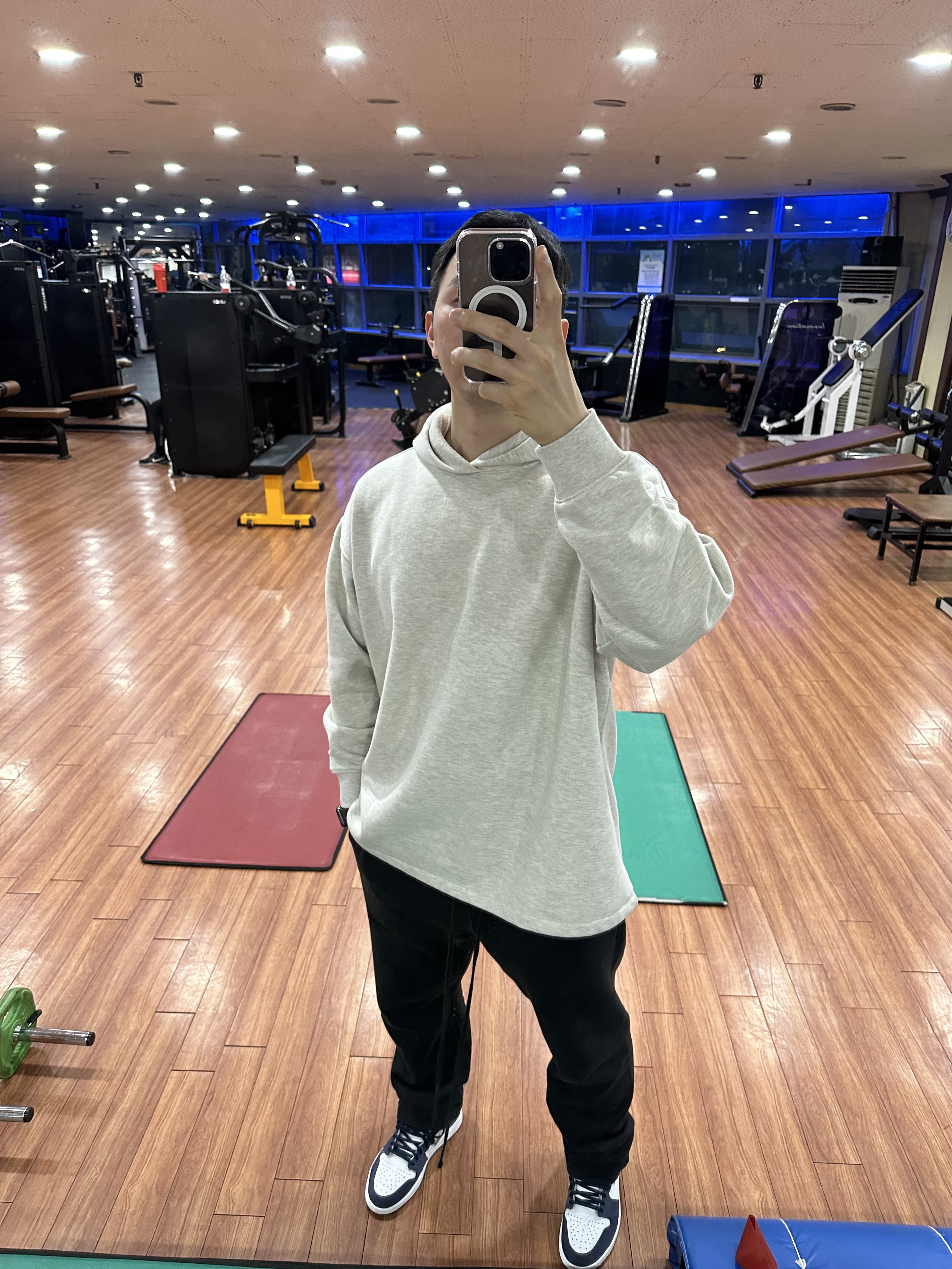 Essentials The Core Collection Relaxed Hoodie Light Oatmeal 착용 스타일