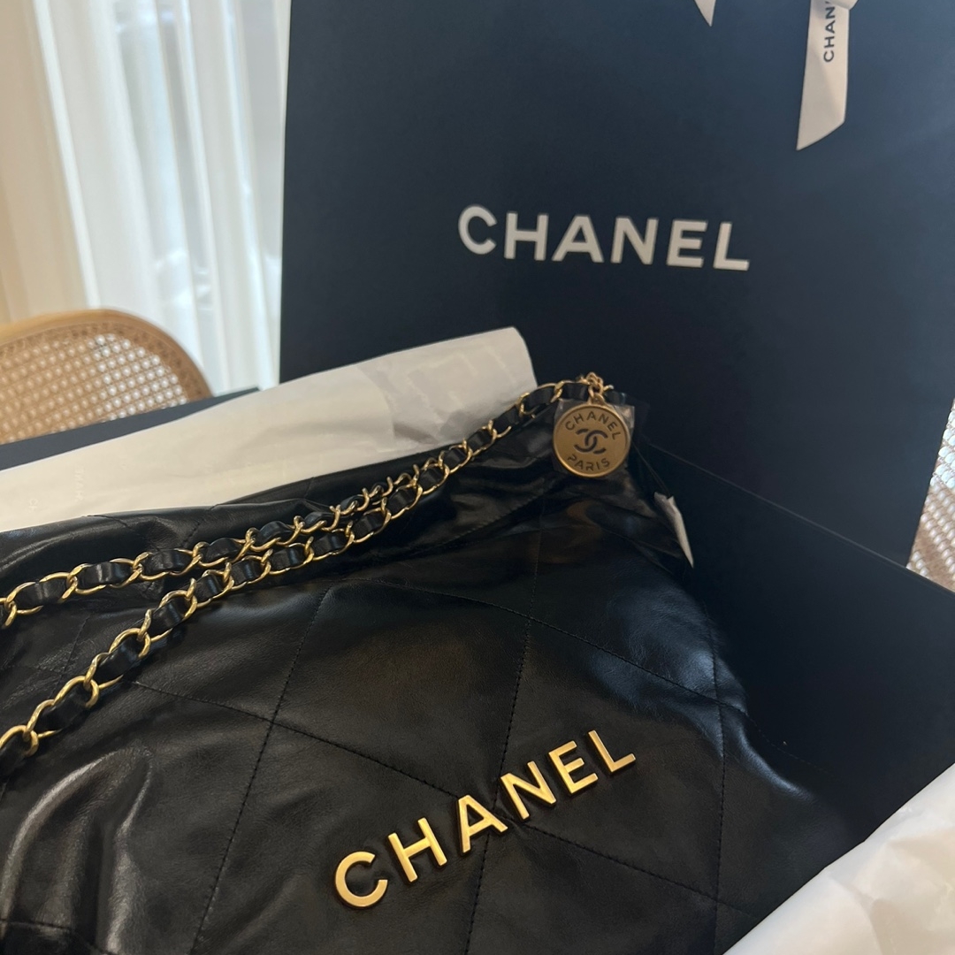 Chanel 22 Small Handbag Shiny Calfskin & Gold Black 착용 스타일
