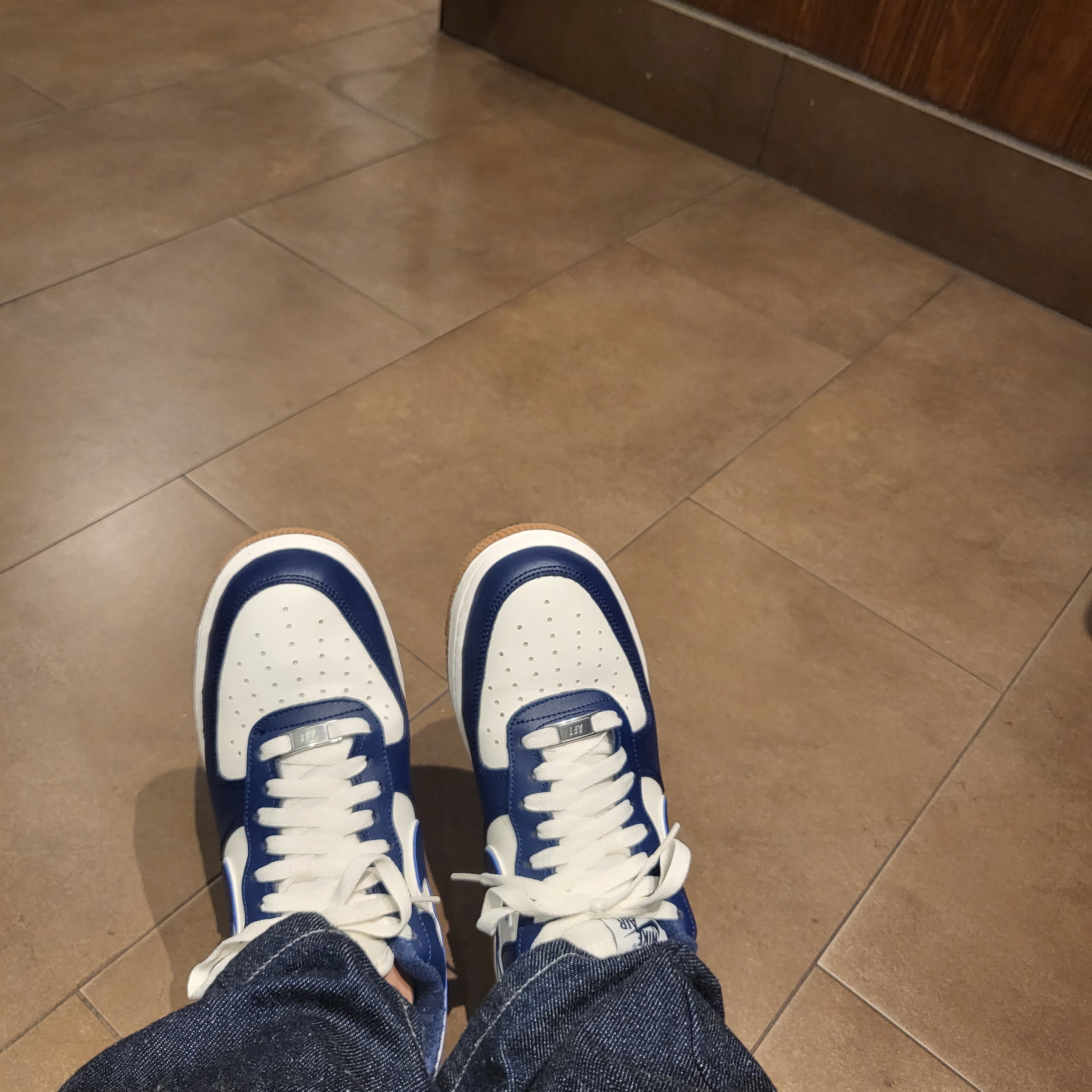 Nike Air Force 1 '07 LV8 Midnight Navy 착용 스타일