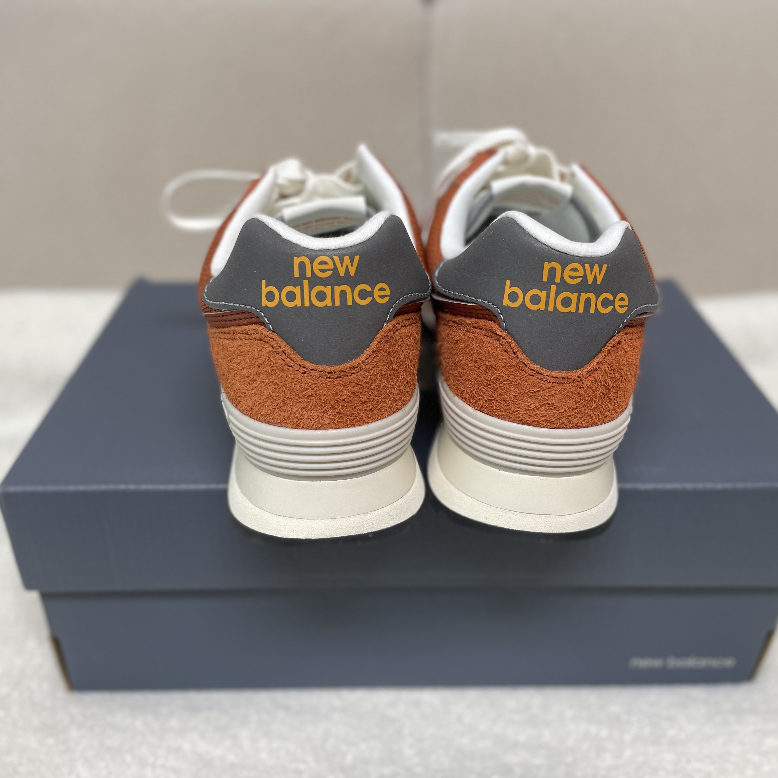 New Balance 574 Heritage Orange Burst White 착용 스타일 - 3