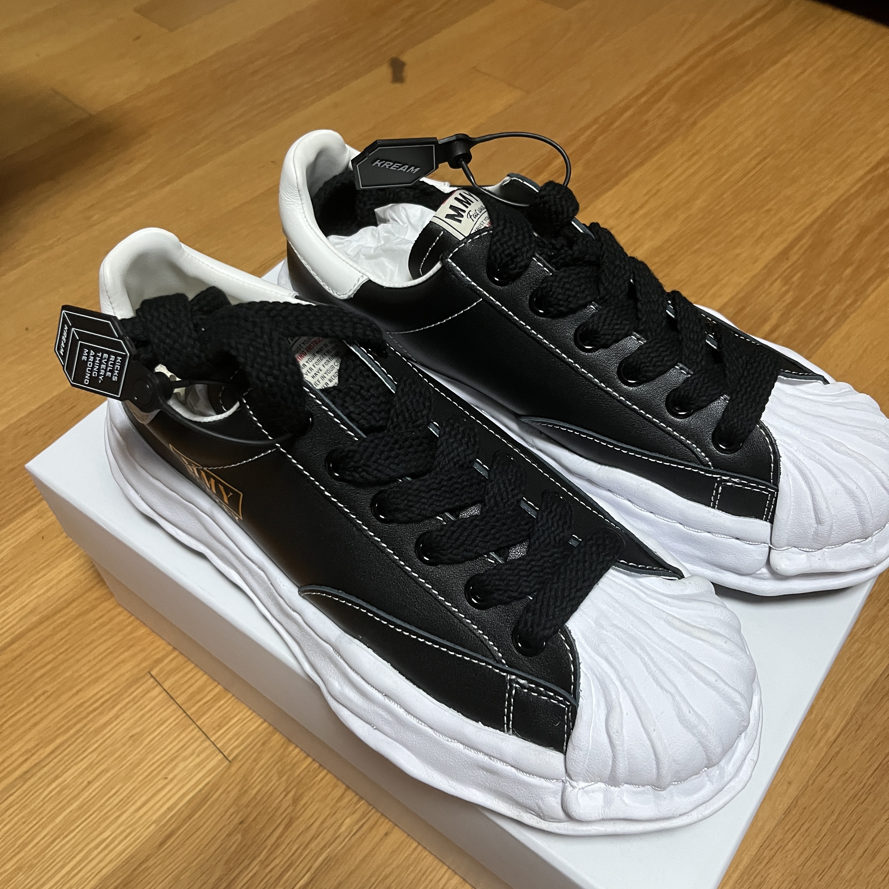 Maison Mihara Yasuhiro Blakey OG Sole Leather Low-top Sneakers Black 착용 스타일 - 1