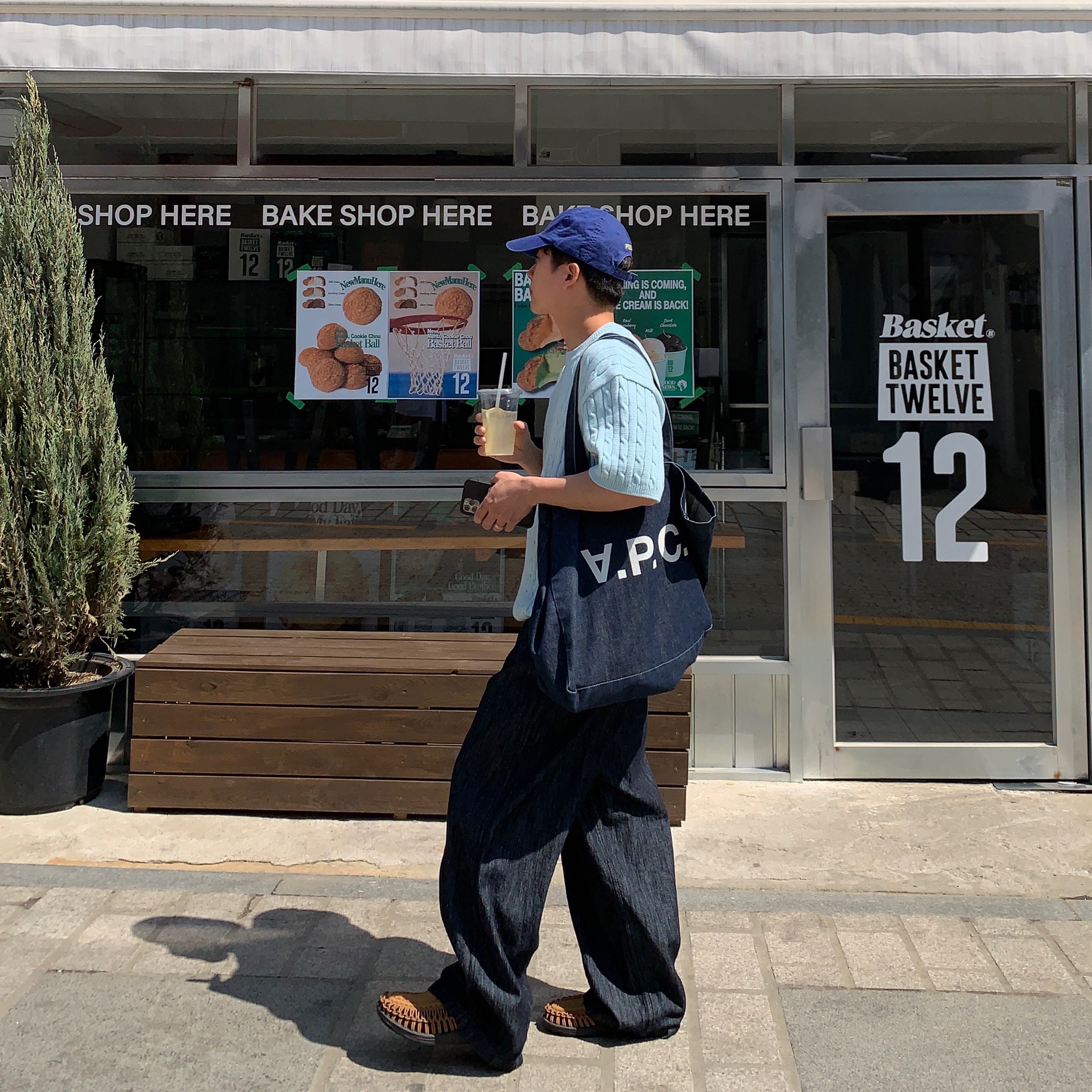 A.P.C. Daniela Shopping Bag Indigo 착용 스타일 - 1