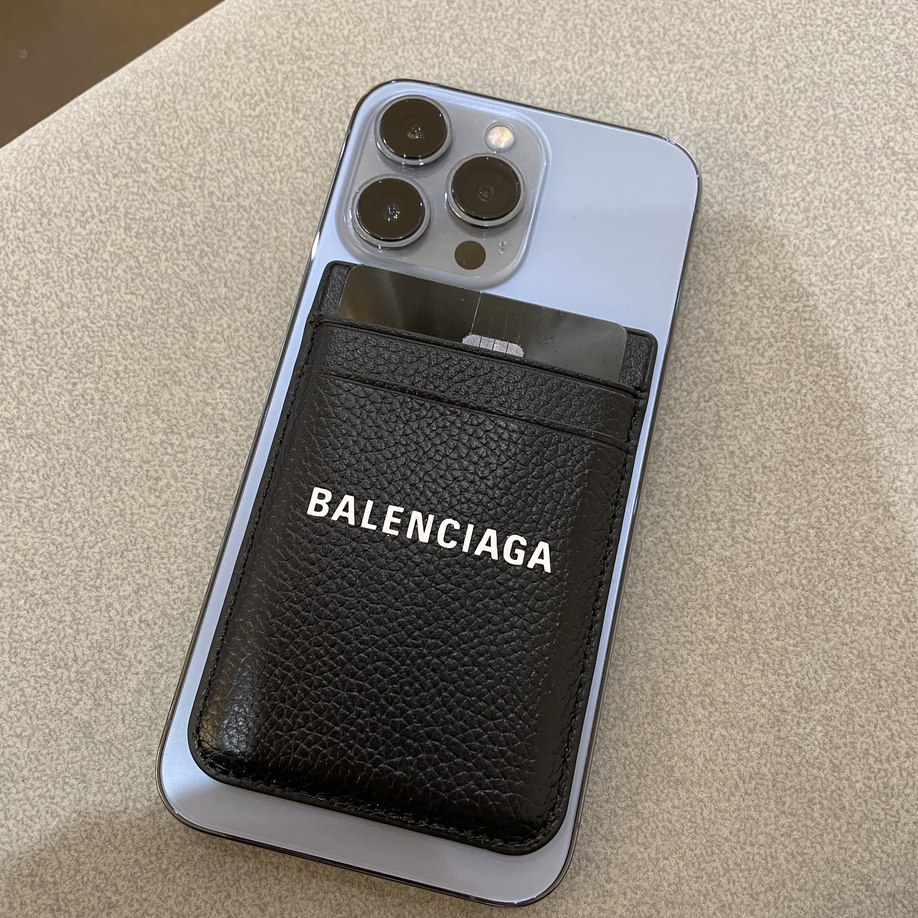 Balenciaga Grained Calfskin Cash Magnetic Card Holder Black White, Apple iPhone 13 Pro 128GB Sierra Blue (Korean Ver.) 착용 스타일
