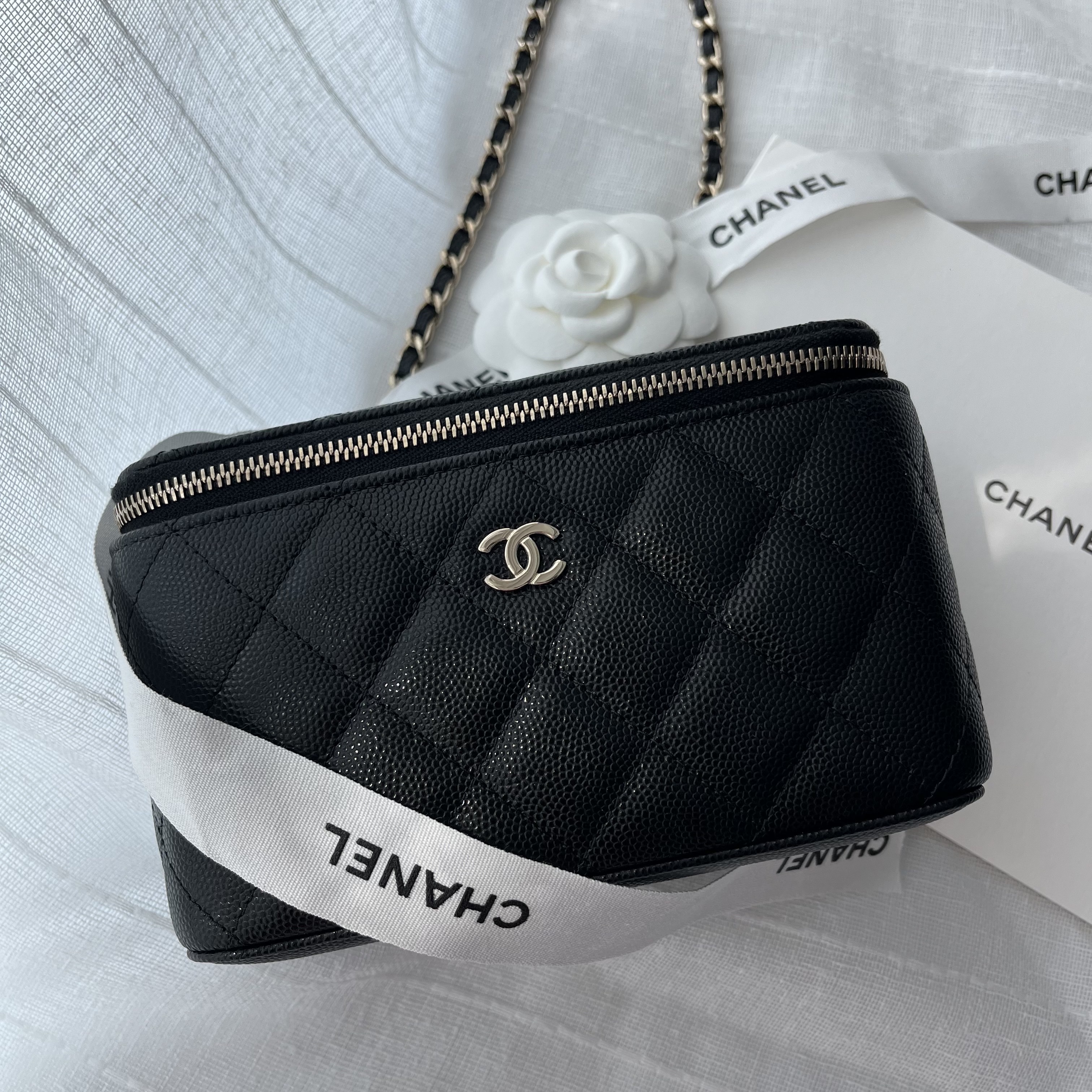 Chanel Small Classic Vanity with Chain Grained Calfskin & Gold Black 착용 스타일