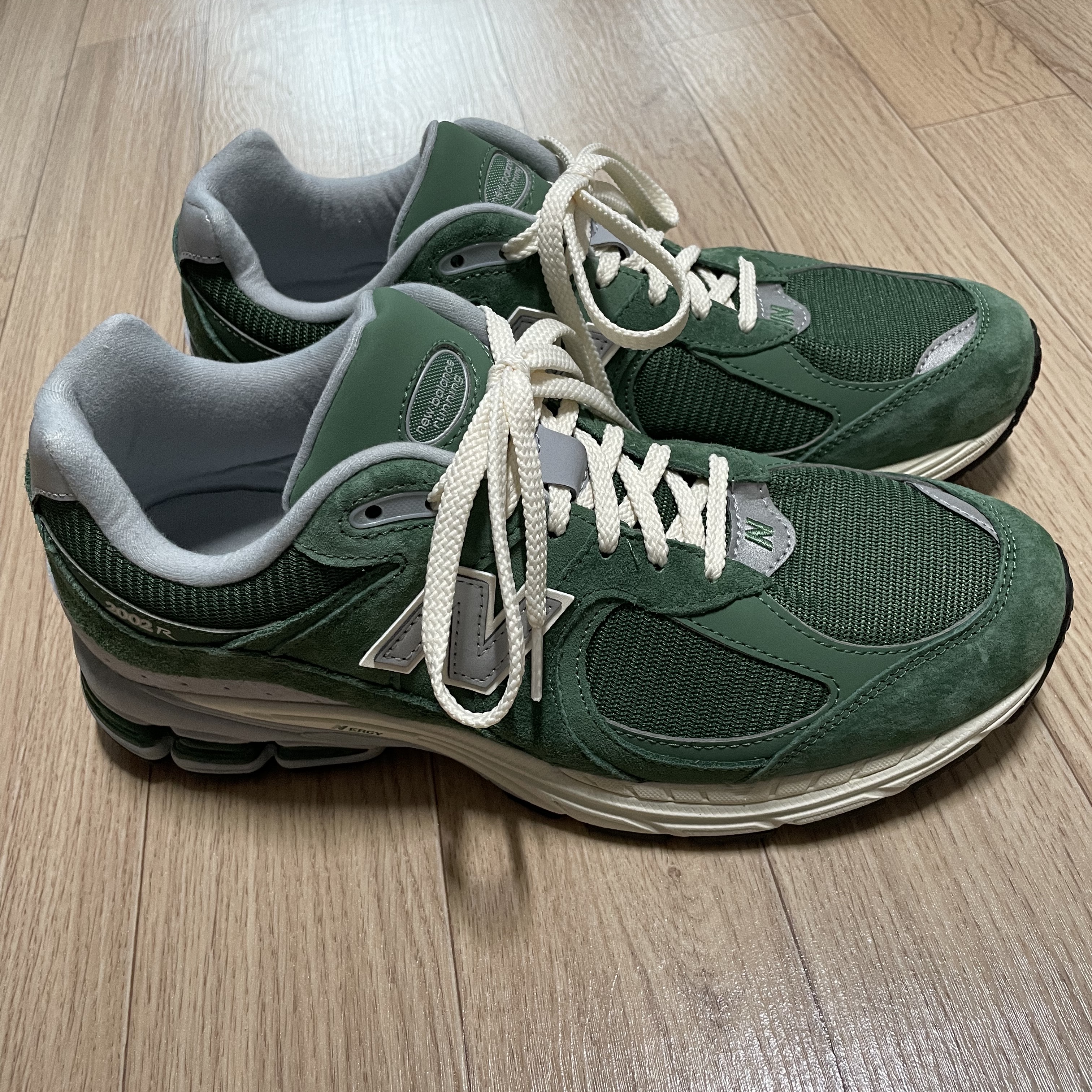 New Balance 2002R Jade Green 착용 스타일 - 1