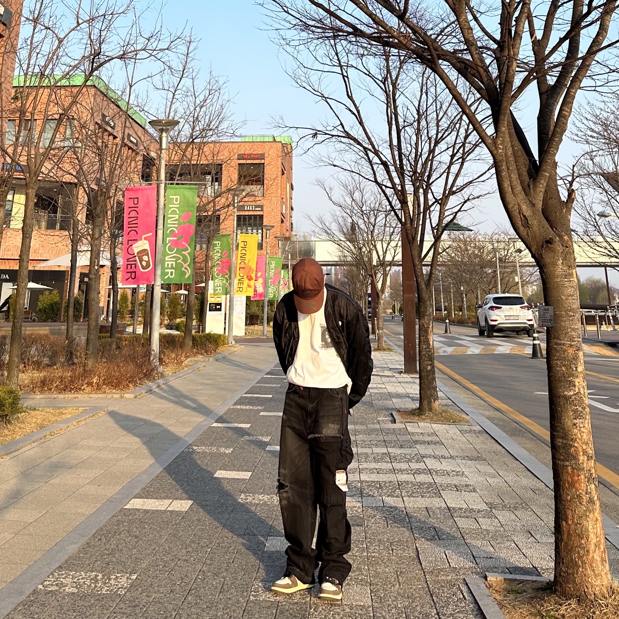 Jordan 1 x Travis Scott Retro High OG SP Mocha, Stussy Bob Frames T-Shirt White 착용 스타일